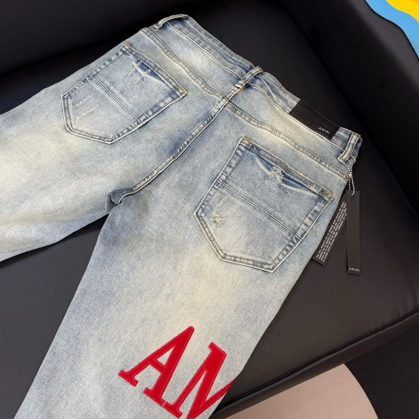 P290 Style number: D302 Non-market currency export order Amiri patchwork contrast patch ripped high street slim jeans • amiri is transliterated as Emil, which is the name of the founder. Mike Amiri, the founder of amiri, grew up in Los Angeles, USA. He was influenced by local street culture and Punk Rock since childhood, so he founded the amiri brand named after himself. A variety of trendy clothing meets the needs of different trendy players. Amiri clothing has novel and unique styles and is a well-known street brand in the United States. The styles and styles of many clothes are loved by many street photographers. The various clothing styles meet the dressing needs of different people, show their unique temperament, and show the trend of dressing. amiri's jeans are relatively famous. Not only do they have many styles, but the quality of the jeans is also very good. Many celebrities have also worn amiri brand jeans.  The jeans of the amiri brand break through the production process and cutting of the original jeans. The fabrics are relatively soft and comfortable, and are not as hard as some jeans, which can irritate the skin and cause the skin to bleed when worn. Los Angeles trendy brand Amiri's jeans are made with great detail from tailoring to texture, adding wrinkles, bullet holes, damage and other details to add to the trendiness of the jeans. You can choose the style that suits you according to your own needs. Only when you wear a suitable style can you have a certain sense of fashion.  In recent years, high street has become an increasingly common word in men's clothing, and high street style has become an important direction for everyone's matching. High street-related items basically cannot avoid oversize or drop-shoulder tops, and the lower body is matched with trackpants or tight-fitting denim. In my opinion, the most representative one may be denim. What I bring to you today is the MX1 patched denim worn by many Internet celebrities. It is operated by a large washing factory in Guangzhou. The front and back have frayed trouser legs and holes. It is full of high-end sense. The partially destroyed knee design is combined with the leather patchwork design. It has been used as the facade design. Leather waist nameplate. Customized crotch placket hardware. Engraved molding. The focus of this model is not on washing, but on the shape of the damage and the pattern. The secret lies in the craftsmanship of the master. Later, the cost of fraying, horse cutting, knife cutting, etc. These hand-made products are far beyond comparison with assembly line products.  Color: Picture color Size: 30-31-32-33-34-36