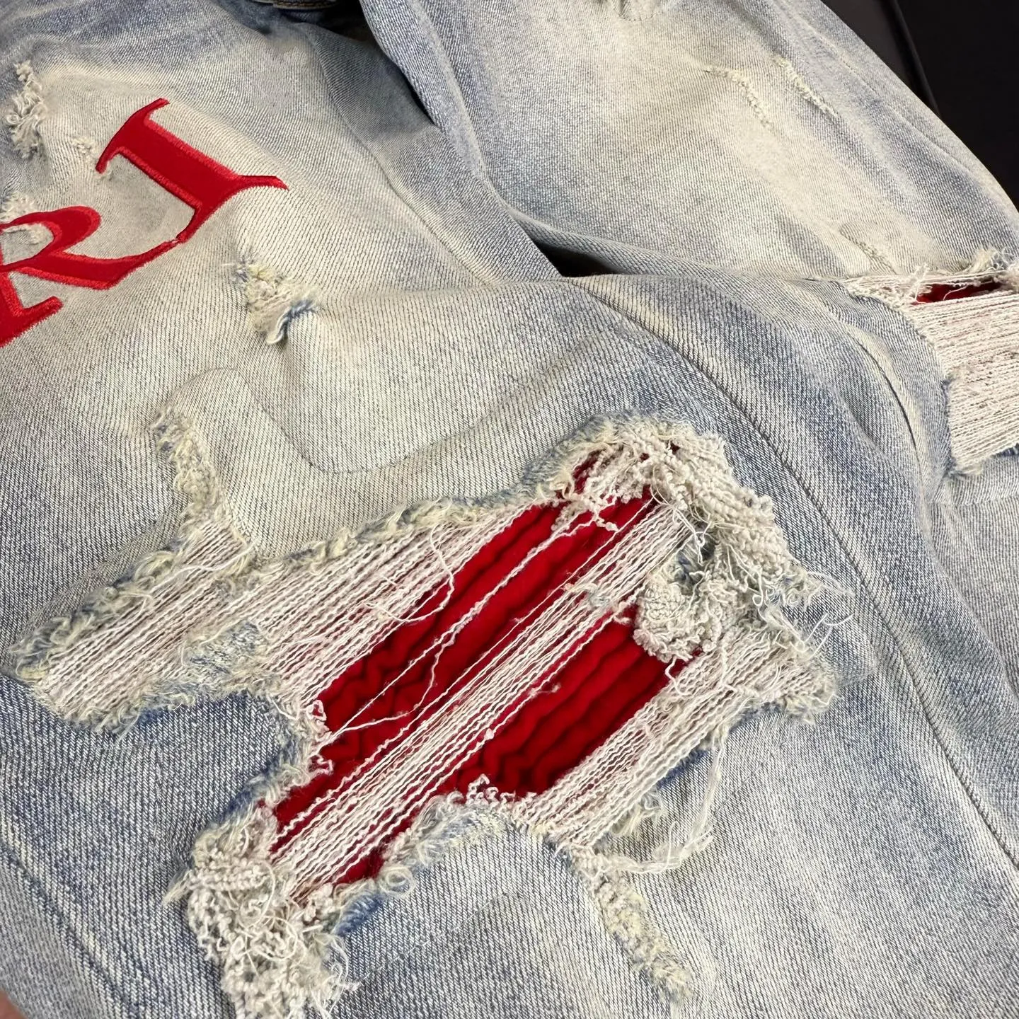 P290 Style number: D302 Non-market currency export order Amiri patchwork contrast patch ripped high street slim jeans • amiri is transliterated as Emil, which is the name of the founder. Mike Amiri, the founder of amiri, grew up in Los Angeles, USA. He was influenced by local street culture and Punk Rock since childhood, so he founded the amiri brand named after himself. A variety of trendy clothing meets the needs of different trendy players. Amiri clothing has novel and unique styles and is a well-known street brand in the United States. The styles and styles of many clothes are loved by many street photographers. The various clothing styles meet the dressing needs of different people, show their unique temperament, and show the trend of dressing. amiri's jeans are relatively famous. Not only do they have many styles, but the quality of the jeans is also very good. Many celebrities have also worn amiri brand jeans.  The jeans of the amiri brand break through the production process and cutting of the original jeans. The fabrics are relatively soft and comfortable, and are not as hard as some jeans, which can irritate the skin and cause the skin to bleed when worn. Los Angeles trendy brand Amiri's jeans are made with great detail from tailoring to texture, adding wrinkles, bullet holes, damage and other details to add to the trendiness of the jeans. You can choose the style that suits you according to your own needs. Only when you wear a suitable style can you have a certain sense of fashion.  In recent years, high street has become an increasingly common word in men's clothing, and high street style has become an important direction for everyone's matching. High street-related items basically cannot avoid oversize or drop-shoulder tops, and the lower body is matched with trackpants or tight-fitting denim. In my opinion, the most representative one may be denim. What I bring to you today is the MX1 patched denim worn by many Internet celebrities. It is operated by a large washing factory in Guangzhou. The front and back have frayed trouser legs and holes. It is full of high-end sense. The partially destroyed knee design is combined with the leather patchwork design. It has been used as the facade design. Leather waist nameplate. Customized crotch placket hardware. Engraved molding. The focus of this model is not on washing, but on the shape of the damage and the pattern. The secret lies in the craftsmanship of the master. Later, the cost of fraying, horse cutting, knife cutting, etc. These hand-made products are far beyond comparison with assembly line products.  Color: Picture color Size: 30-31-32-33-34-36