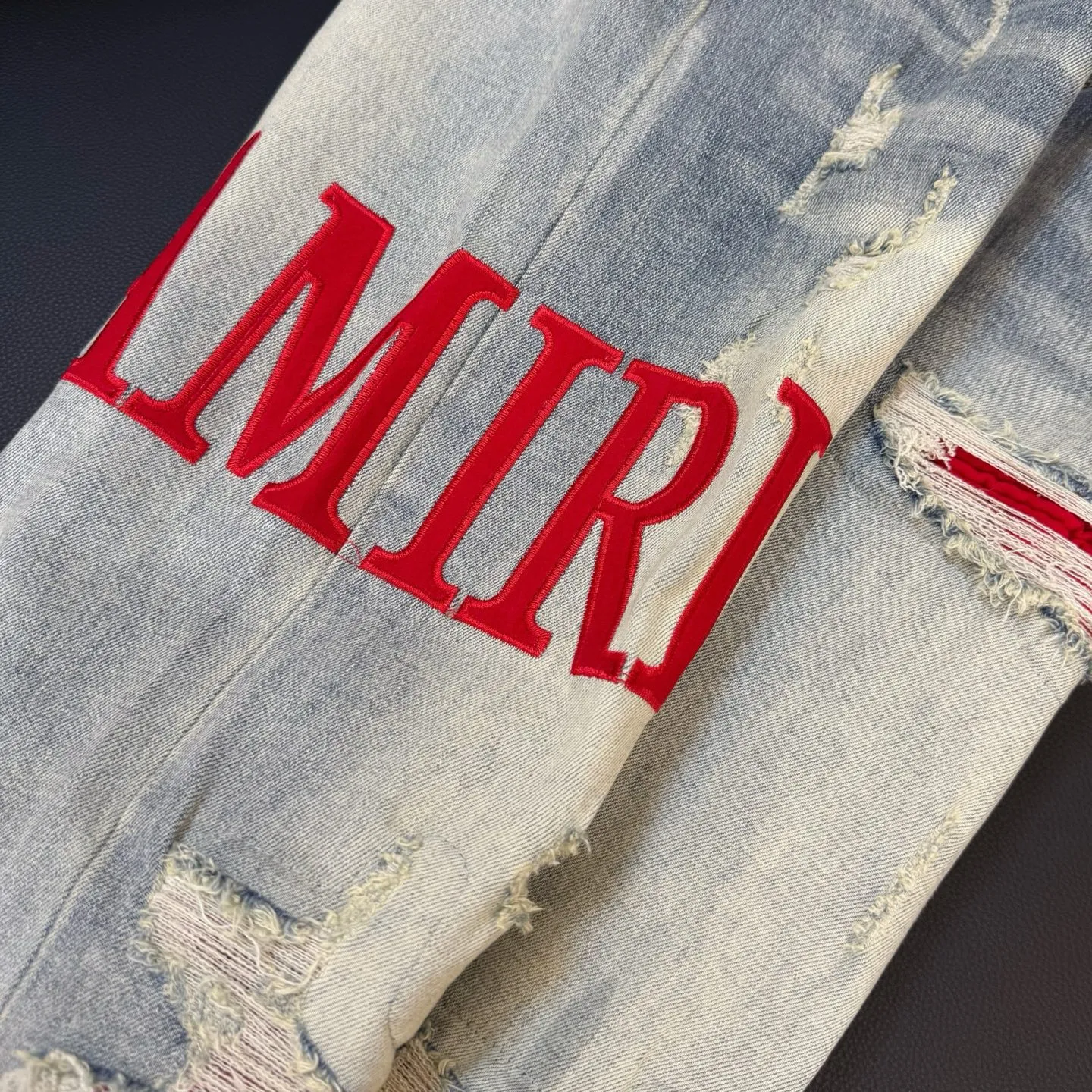 P290 Style number: D302 Non-market currency export order Amiri patchwork contrast patch ripped high street slim jeans • amiri is transliterated as Emil, which is the name of the founder. Mike Amiri, the founder of amiri, grew up in Los Angeles, USA. He was influenced by local street culture and Punk Rock since childhood, so he founded the amiri brand named after himself. A variety of trendy clothing meets the needs of different trendy players. Amiri clothing has novel and unique styles and is a well-known street brand in the United States. The styles and styles of many clothes are loved by many street photographers. The various clothing styles meet the dressing needs of different people, show their unique temperament, and show the trend of dressing. amiri's jeans are relatively famous. Not only do they have many styles, but the quality of the jeans is also very good. Many celebrities have also worn amiri brand jeans.  The jeans of the amiri brand break through the production process and cutting of the original jeans. The fabrics are relatively soft and comfortable, and are not as hard as some jeans, which can irritate the skin and cause the skin to bleed when worn. Los Angeles trendy brand Amiri's jeans are made with great detail from tailoring to texture, adding wrinkles, bullet holes, damage and other details to add to the trendiness of the jeans. You can choose the style that suits you according to your own needs. Only when you wear a suitable style can you have a certain sense of fashion.  In recent years, high street has become an increasingly common word in men's clothing, and high street style has become an important direction for everyone's matching. High street-related items basically cannot avoid oversize or drop-shoulder tops, and the lower body is matched with trackpants or tight-fitting denim. In my opinion, the most representative one may be denim. What I bring to you today is the MX1 patched denim worn by many Internet celebrities. It is operated by a large washing factory in Guangzhou. The front and back have frayed trouser legs and holes. It is full of high-end sense. The partially destroyed knee design is combined with the leather patchwork design. It has been used as the facade design. Leather waist nameplate. Customized crotch placket hardware. Engraved molding. The focus of this model is not on washing, but on the shape of the damage and the pattern. The secret lies in the craftsmanship of the master. Later, the cost of fraying, horse cutting, knife cutting, etc. These hand-made products are far beyond comparison with assembly line products.  Color: Picture color Size: 30-31-32-33-34-36