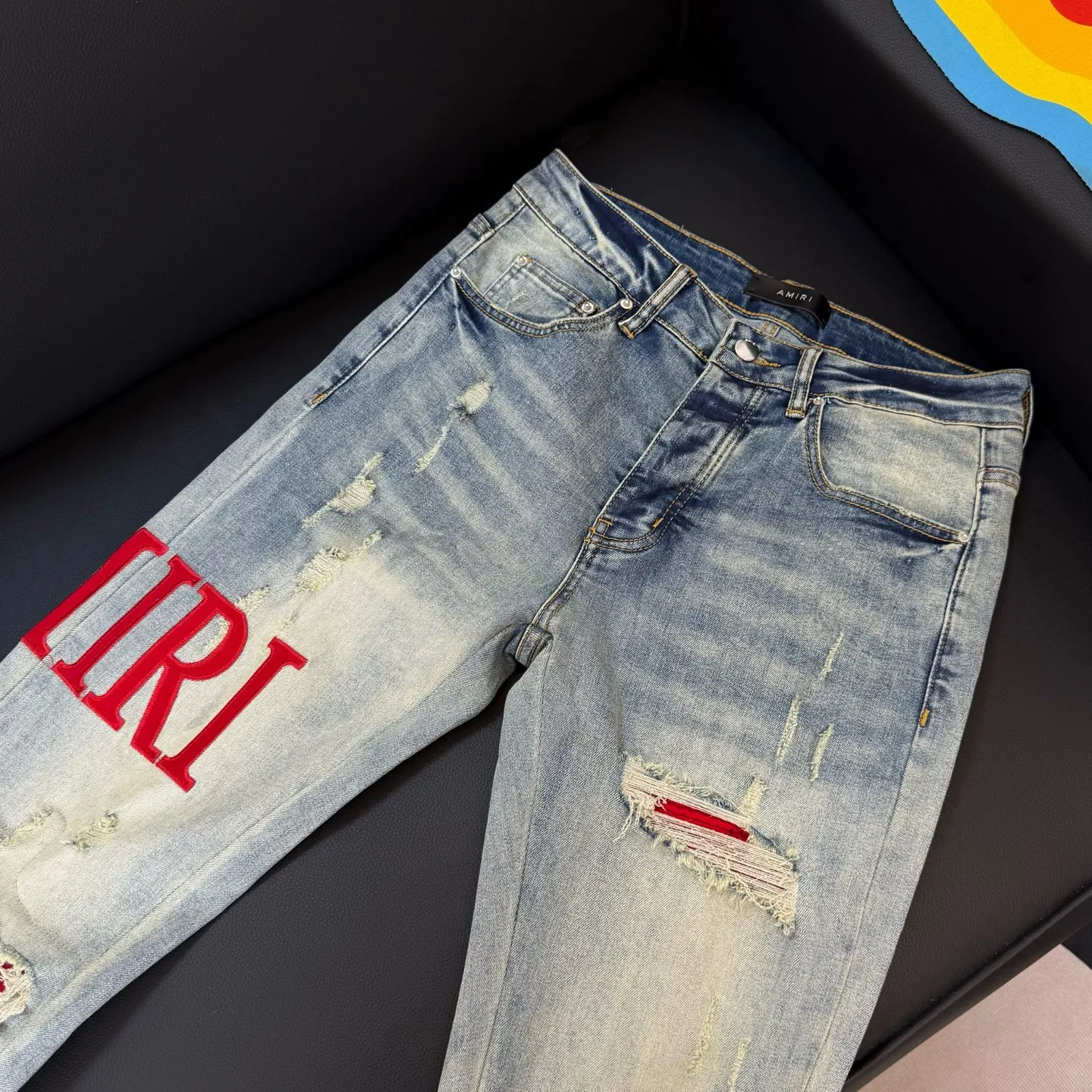 P290 Style number: D302 Non-market currency export order Amiri patchwork contrast patch ripped high street slim jeans • amiri is transliterated as Emil, which is the name of the founder. Mike Amiri, the founder of amiri, grew up in Los Angeles, USA. He was influenced by local street culture and Punk Rock since childhood, so he founded the amiri brand named after himself. A variety of trendy clothing meets the needs of different trendy players. Amiri clothing has novel and unique styles and is a well-known street brand in the United States. The styles and styles of many clothes are loved by many street photographers. The various clothing styles meet the dressing needs of different people, show their unique temperament, and show the trend of dressing. amiri's jeans are relatively famous. Not only do they have many styles, but the quality of the jeans is also very good. Many celebrities have also worn amiri brand jeans.  The jeans of the amiri brand break through the production process and cutting of the original jeans. The fabrics are relatively soft and comfortable, and are not as hard as some jeans, which can irritate the skin and cause the skin to bleed when worn. Los Angeles trendy brand Amiri's jeans are made with great detail from tailoring to texture, adding wrinkles, bullet holes, damage and other details to add to the trendiness of the jeans. You can choose the style that suits you according to your own needs. Only when you wear a suitable style can you have a certain sense of fashion.  In recent years, high street has become an increasingly common word in men's clothing, and high street style has become an important direction for everyone's matching. High street-related items basically cannot avoid oversize or drop-shoulder tops, and the lower body is matched with trackpants or tight-fitting denim. In my opinion, the most representative one may be denim. What I bring to you today is the MX1 patched denim worn by many Internet celebrities. It is operated by a large washing factory in Guangzhou. The front and back have frayed trouser legs and holes. It is full of high-end sense. The partially destroyed knee design is combined with the leather patchwork design. It has been used as the facade design. Leather waist nameplate. Customized crotch placket hardware. Engraved molding. The focus of this model is not on washing, but on the shape of the damage and the pattern. The secret lies in the craftsmanship of the master. Later, the cost of fraying, horse cutting, knife cutting, etc. These hand-made products are far beyond comparison with assembly line products.  Color: Picture color Size: 30-31-32-33-34-36