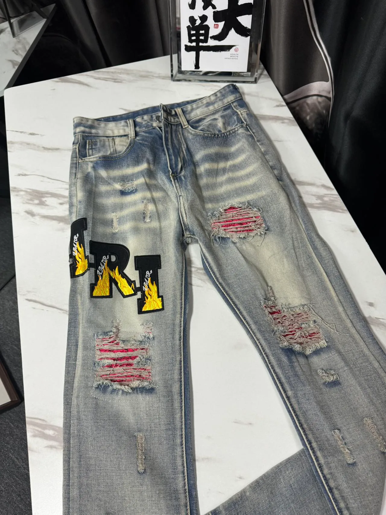 P166 Top replica AMIRI splash-ink medal patch embroidered jeans trousers AMIRI high street basic ripped tight stretch jeans trousers Amiriamiri is transliterated as Emil, which is the name of the founder. Mike Amiri, the founder of amiri, grew up in Los Angeles, USA. He was influenced by the local street culture Rock since childhood, so he founded the amiri brand named after himself. A variety of fashion brand clothing meets the needs of different fashion players. Amiri clothing has novel and unique styles and is a well-known street brand in the United States. Many of its styles and styles are loved by many street photographers. Various clothing styles meet the needs of different people, show their unique temperament, and show the trend of dressing. amiri's jeans are relatively famous. Not only do they have many styles, but the quality of the jeans is also very good. Many celebrities have also worn amiri brand jeans.  The jeans of the amiri brand break through the production process and cutting of the original jeans. The fabrics are relatively soft and comfortable, and are not as hard as some jeans, which can irritate the skin and cause the skin to bleed when worn. Los Angeles trendy brand Amiri's jeans are made with great detail from tailoring to texture, adding wrinkles, bullet holes, damage and other details to add to the trendiness of the jeans. You can choose the style that suits you according to your own needs. Only when you wear a suitable style can you have a certain sense of fashion.  In recent years, high street has become a word that appears more and more frequently in men's clothing. High street style has also become an important direction for everyone's matching. High street related items are basically inseparable from oversize or off-shoulder tops. The lower body is matched with trackpants or tight-fitting denim. In my opinion, the most representative one is perhaps annihilation. Color; picture color Size: m l xl xxl