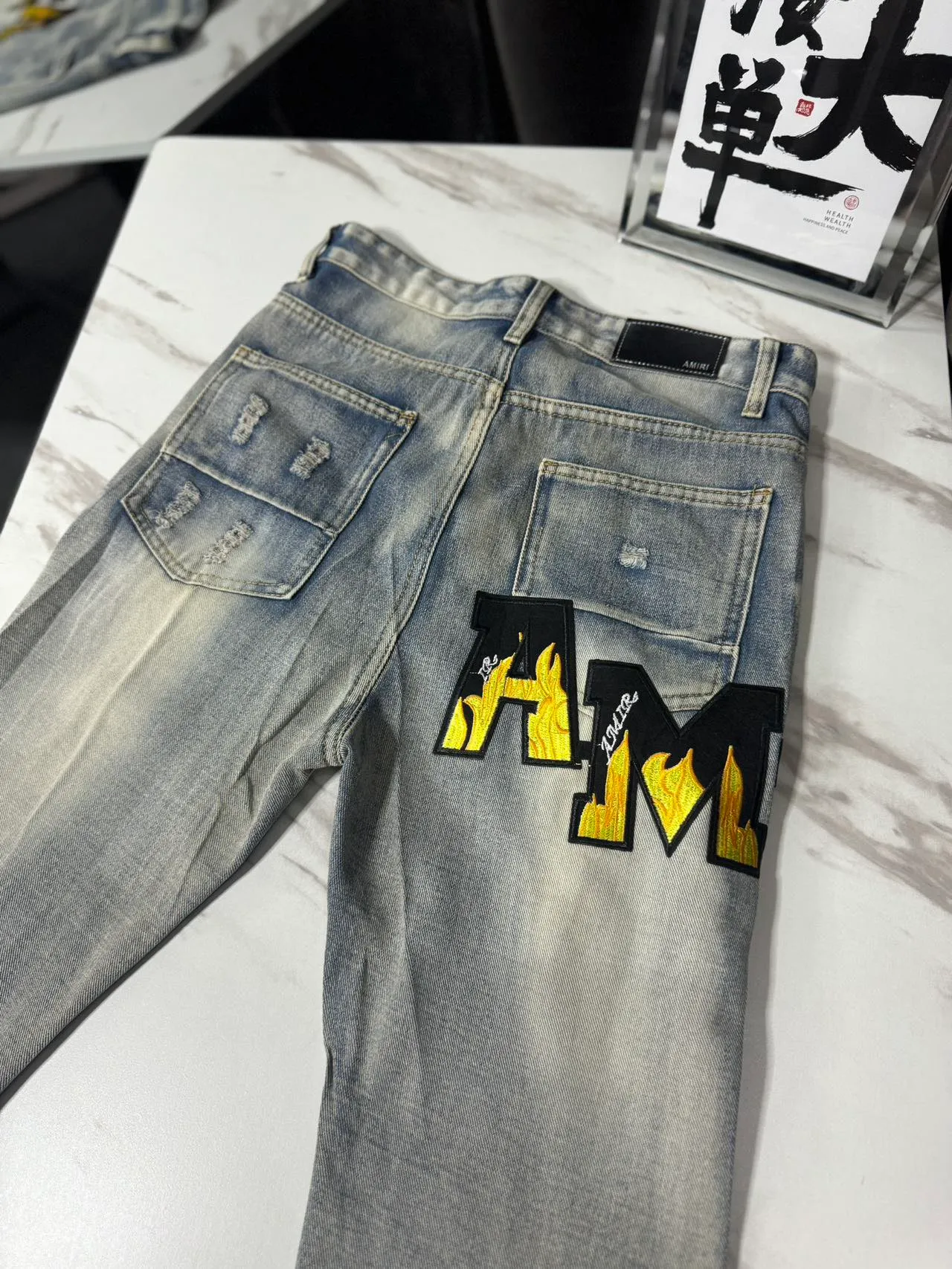 P166 Top replica AMIRI splash-ink medal patch embroidered jeans trousers AMIRI high street basic ripped tight stretch jeans trousers Amiriamiri is transliterated as Emil, which is the name of the founder. Mike Amiri, the founder of amiri, grew up in Los Angeles, USA. He was influenced by the local street culture Rock since childhood, so he founded the amiri brand named after himself. A variety of fashion brand clothing meets the needs of different fashion players. Amiri clothing has novel and unique styles and is a well-known street brand in the United States. Many of its styles and styles are loved by many street photographers. Various clothing styles meet the needs of different people, show their unique temperament, and show the trend of dressing. amiri's jeans are relatively famous. Not only do they have many styles, but the quality of the jeans is also very good. Many celebrities have also worn amiri brand jeans.  The jeans of the amiri brand break through the production process and cutting of the original jeans. The fabrics are relatively soft and comfortable, and are not as hard as some jeans, which can irritate the skin and cause the skin to bleed when worn. Los Angeles trendy brand Amiri's jeans are made with great detail from tailoring to texture, adding wrinkles, bullet holes, damage and other details to add to the trendiness of the jeans. You can choose the style that suits you according to your own needs. Only when you wear a suitable style can you have a certain sense of fashion.  In recent years, high street has become a word that appears more and more frequently in men's clothing. High street style has also become an important direction for everyone's matching. High street related items are basically inseparable from oversize or off-shoulder tops. The lower body is matched with trackpants or tight-fitting denim. In my opinion, the most representative one is perhaps annihilation. Color; picture color Size: m l xl xxl