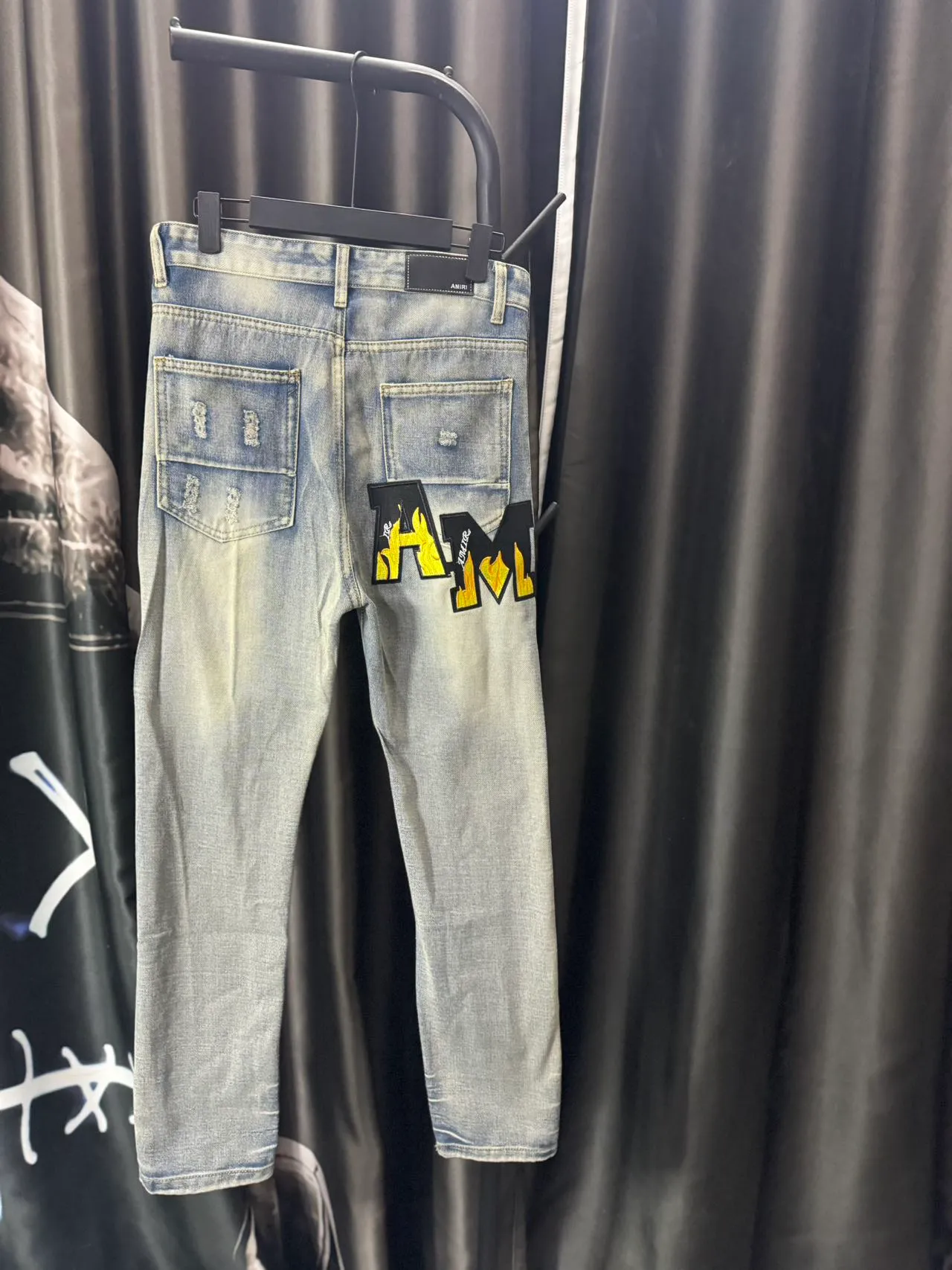 P166 Top replica AMIRI splash-ink medal patch embroidered jeans trousers AMIRI high street basic ripped tight stretch jeans trousers Amiriamiri is transliterated as Emil, which is the name of the founder. Mike Amiri, the founder of amiri, grew up in Los Angeles, USA. He was influenced by the local street culture Rock since childhood, so he founded the amiri brand named after himself. A variety of fashion brand clothing meets the needs of different fashion players. Amiri clothing has novel and unique styles and is a well-known street brand in the United States. Many of its styles and styles are loved by many street photographers. Various clothing styles meet the needs of different people, show their unique temperament, and show the trend of dressing. amiri's jeans are relatively famous. Not only do they have many styles, but the quality of the jeans is also very good. Many celebrities have also worn amiri brand jeans.  The jeans of the amiri brand break through the production process and cutting of the original jeans. The fabrics are relatively soft and comfortable, and are not as hard as some jeans, which can irritate the skin and cause the skin to bleed when worn. Los Angeles trendy brand Amiri's jeans are made with great detail from tailoring to texture, adding wrinkles, bullet holes, damage and other details to add to the trendiness of the jeans. You can choose the style that suits you according to your own needs. Only when you wear a suitable style can you have a certain sense of fashion.  In recent years, high street has become a word that appears more and more frequently in men's clothing. High street style has also become an important direction for everyone's matching. High street related items are basically inseparable from oversize or off-shoulder tops. The lower body is matched with trackpants or tight-fitting denim. In my opinion, the most representative one is perhaps annihilation. Color; picture color Size: m l xl xxl