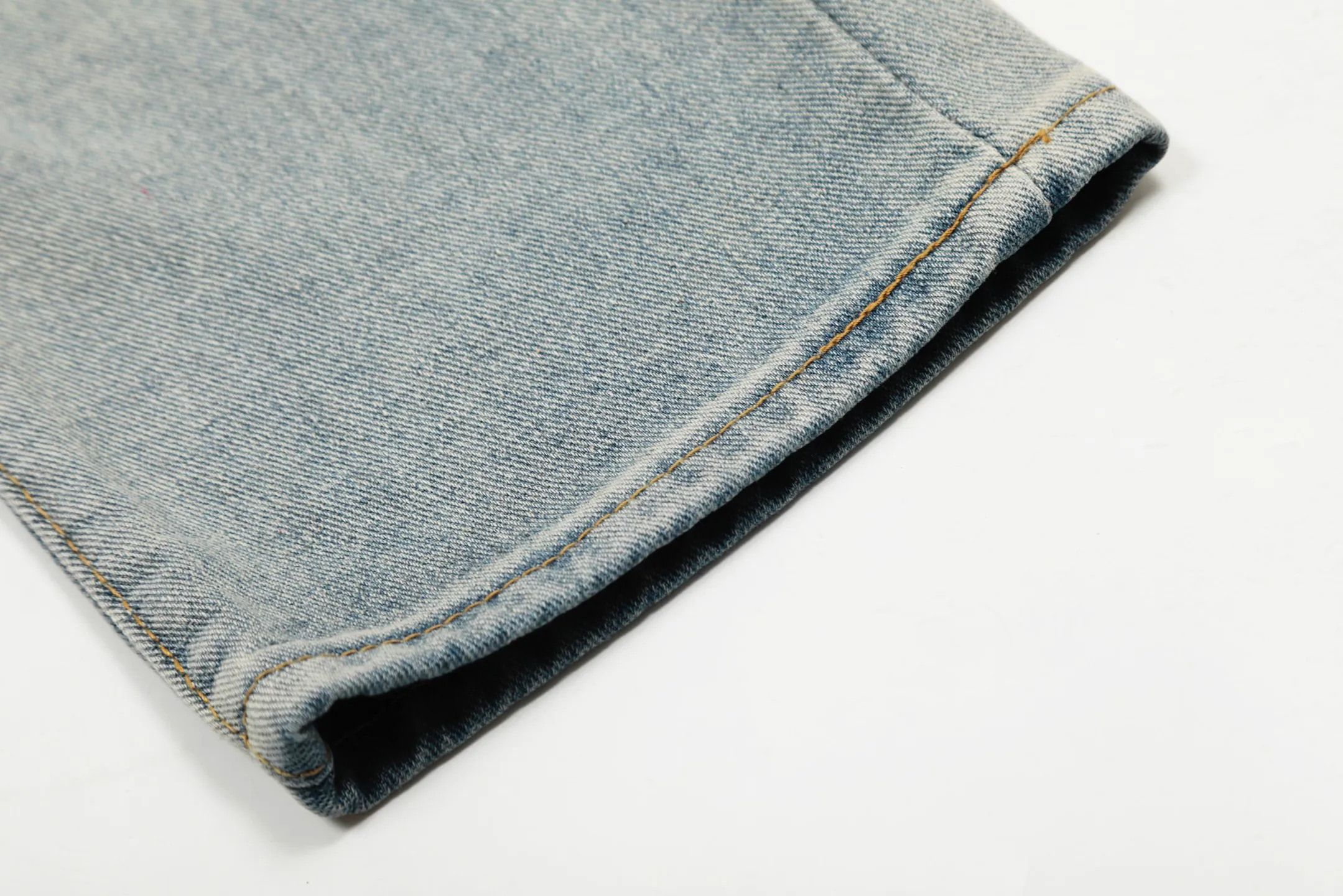 #M33 P168💰 Amiri classic embroidered patched leather ripped letter jeans, slim fit jeans, produced by a major washed factory, full of high-end feel, partially destroyed knee design with patchwork leather design, has been used as a facade design, leather waist nameplate, the focus of this style is not on the washing, but on the destroyed shape and version. The secret lies in the craftsmanship of the master. The cost of post-processing, grinding, cutting, etc. is far beyond the cost of assembly line products. Color: Picture color Size: 30-32-34-36