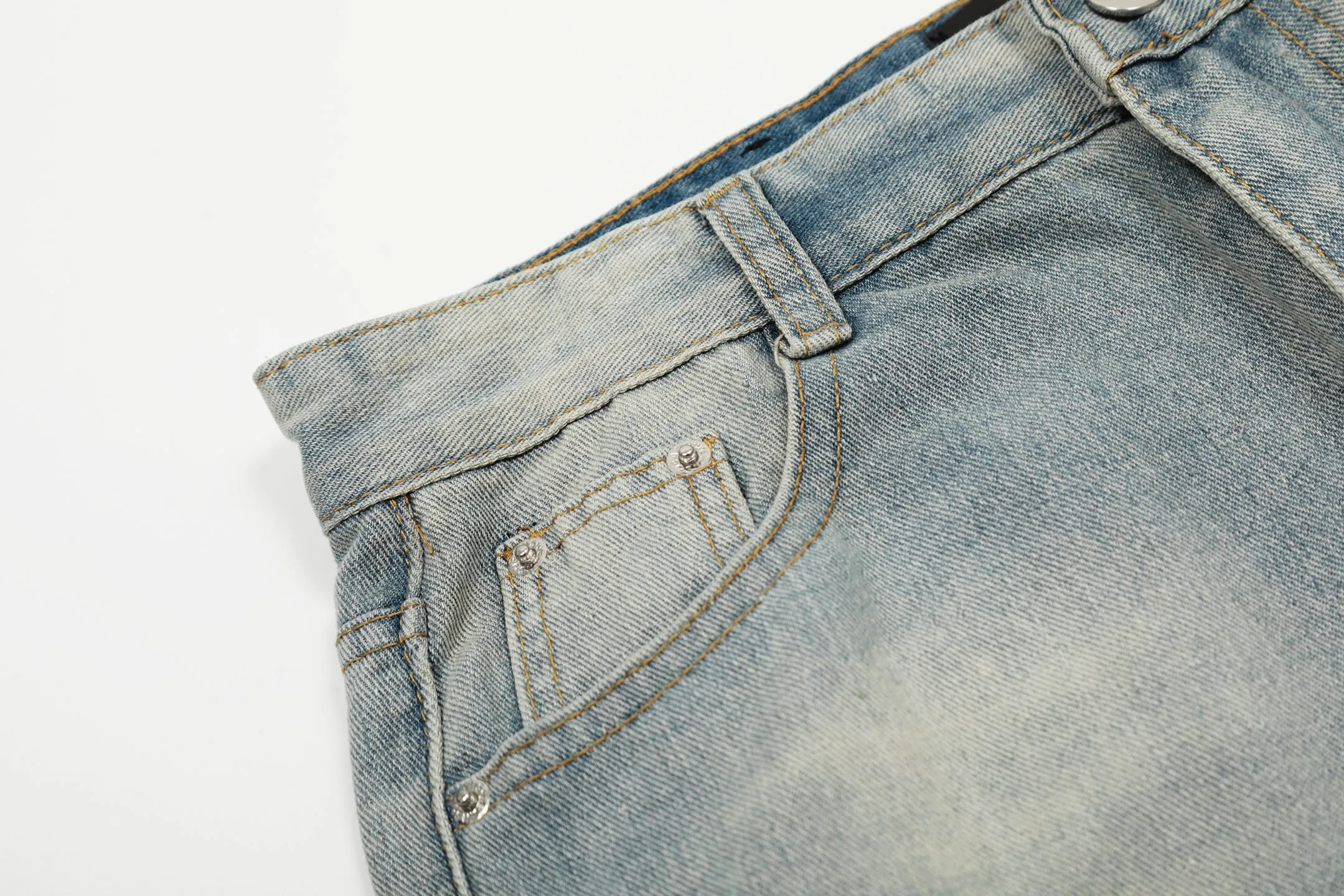 #M33 P168💰 Amiri classic embroidered patched leather ripped letter jeans, slim fit jeans, produced by a major washed factory, full of high-end feel, partially destroyed knee design with patchwork leather design, has been used as a facade design, leather waist nameplate, the focus of this style is not on the washing, but on the destroyed shape and version. The secret lies in the craftsmanship of the master. The cost of post-processing, grinding, cutting, etc. is far beyond the cost of assembly line products. Color: Picture color Size: 30-32-34-36