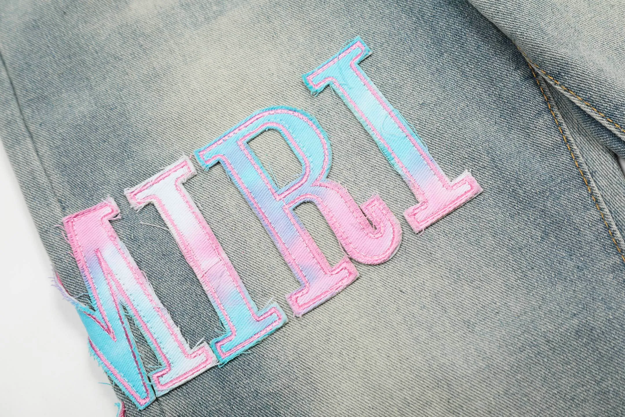 #M33 P168💰 Amiri classic embroidered patched leather ripped letter jeans, slim fit jeans, produced by a major washed factory, full of high-end feel, partially destroyed knee design with patchwork leather design, has been used as a facade design, leather waist nameplate, the focus of this style is not on the washing, but on the destroyed shape and version. The secret lies in the craftsmanship of the master. The cost of post-processing, grinding, cutting, etc. is far beyond the cost of assembly line products. Color: Picture color Size: 30-32-34-36
