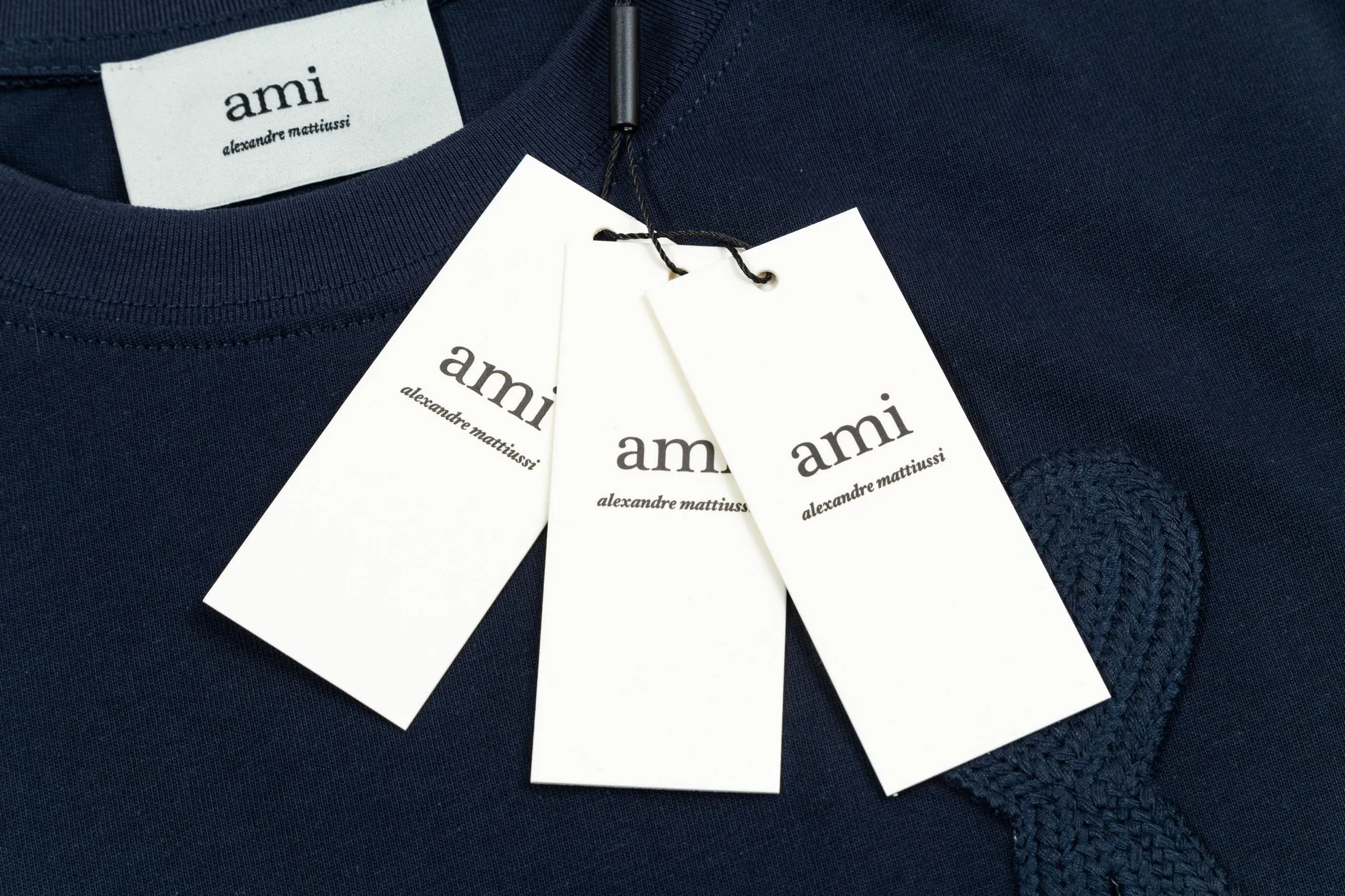 1228# AMI PARIS 25SS early spring new classic big love towel embroidered short-sleeved T-shirt. Customized 230g double yarn pure cotton fabric matching 280G rib YP replica. New main wheat. Washable wheat QR code can be scanned. Same style for men and women. Color: black, Baolan, apricot, apricot/red heart. Size: S-XL