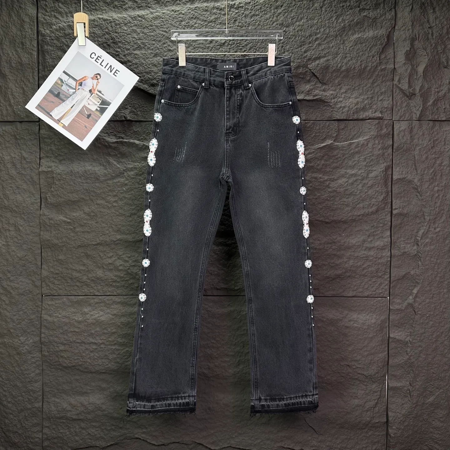 P230 Amiri 2025 new pure black beaded couple style washed loose jeans 🔥High version🔥High version🔥Top ceiling quality Styles with different washed textures are very friendly to people with thin legs and thick legs. The straight and loose version is very flattering to the leg shape. Moderate length that never goes out of style, easy to match with casually, basic styling for various styles, a must-have in the wardrobe! The fabric is stiff but also makes the upper body soft without losing texture. The washing process is even more perfect. It is a must-have item for everyone! ! ! Washed wheat, tag, pants label, three complete labels Color: washed black Size: 28, 30, 32, 34 (four sizes)