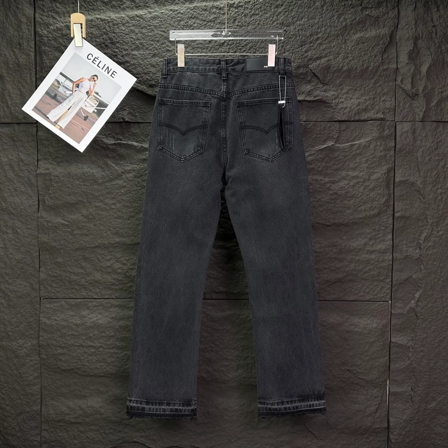 P230 Amiri 2025 new pure black beaded couple style washed loose jeans 🔥High version🔥High version🔥Top ceiling quality Styles with different washed textures are very friendly to people with thin legs and thick legs. The straight and loose version is very flattering to the leg shape. Moderate length that never goes out of style, easy to match with casually, basic styling for various styles, a must-have in the wardrobe! The fabric is stiff but also makes the upper body soft without losing texture. The washing process is even more perfect. It is a must-have item for everyone! ! ! Washed wheat, tag, pants label, three complete labels Color: washed black Size: 28, 30, 32, 34 (four sizes)