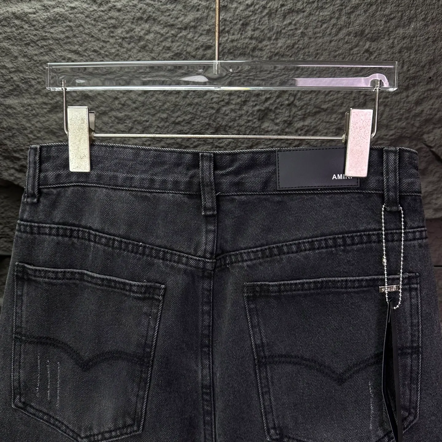 P230 Amiri 2025 new pure black beaded couple style washed loose jeans 🔥High version🔥High version🔥Top ceiling quality Styles with different washed textures are very friendly to people with thin legs and thick legs. The straight and loose version is very flattering to the leg shape. Moderate length that never goes out of style, easy to match with casually, basic styling for various styles, a must-have in the wardrobe! The fabric is stiff but also makes the upper body soft without losing texture. The washing process is even more perfect. It is a must-have item for everyone! ! ! Washed wheat, tag, pants label, three complete labels Color: washed black Size: 28, 30, 32, 34 (four sizes)