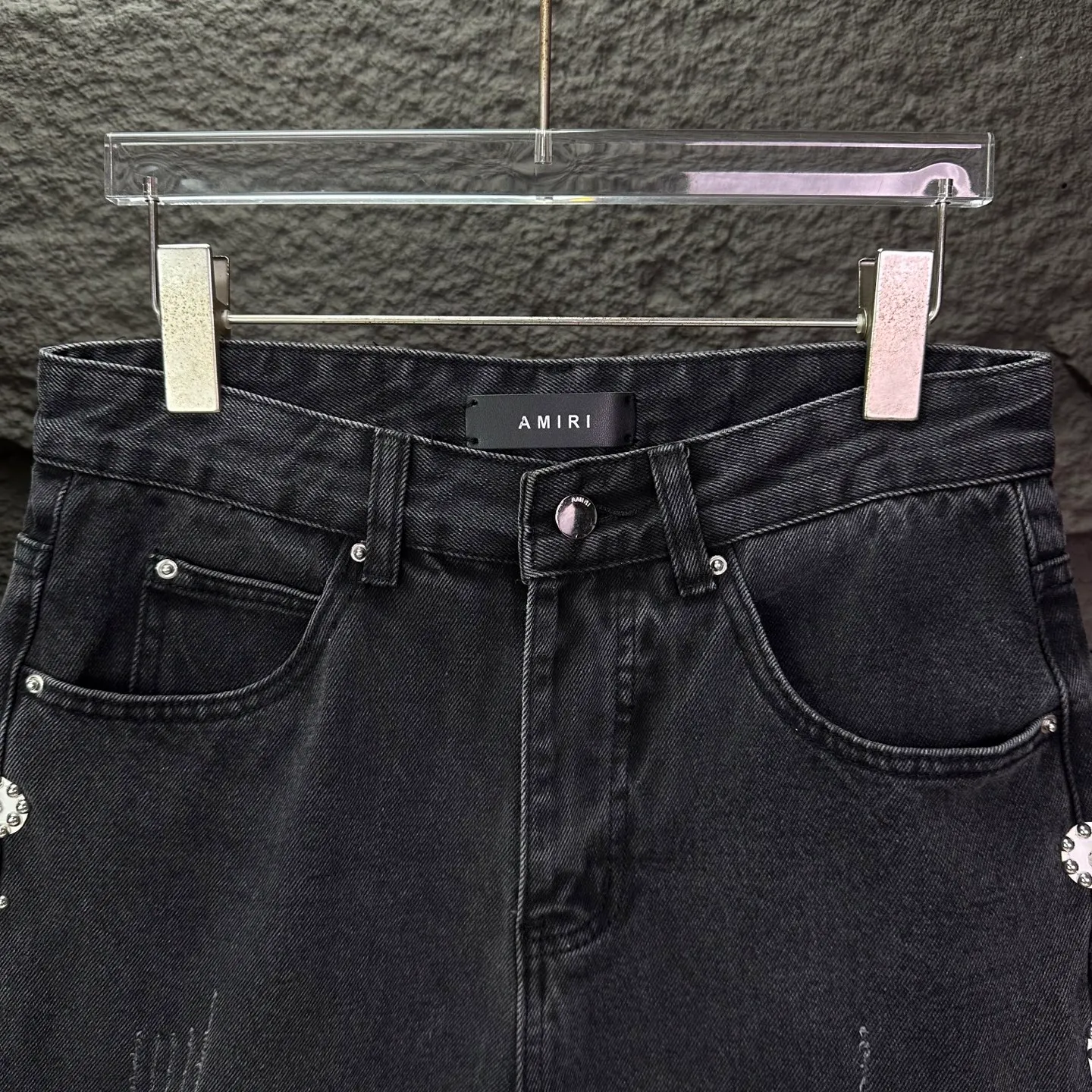 P230 Amiri 2025 new pure black beaded couple style washed loose jeans 🔥High version🔥High version🔥Top ceiling quality Styles with different washed textures are very friendly to people with thin legs and thick legs. The straight and loose version is very flattering to the leg shape. Moderate length that never goes out of style, easy to match with casually, basic styling for various styles, a must-have in the wardrobe! The fabric is stiff but also makes the upper body soft without losing texture. The washing process is even more perfect. It is a must-have item for everyone! ! ! Washed wheat, tag, pants label, three complete labels Color: washed black Size: 28, 30, 32, 34 (four sizes)