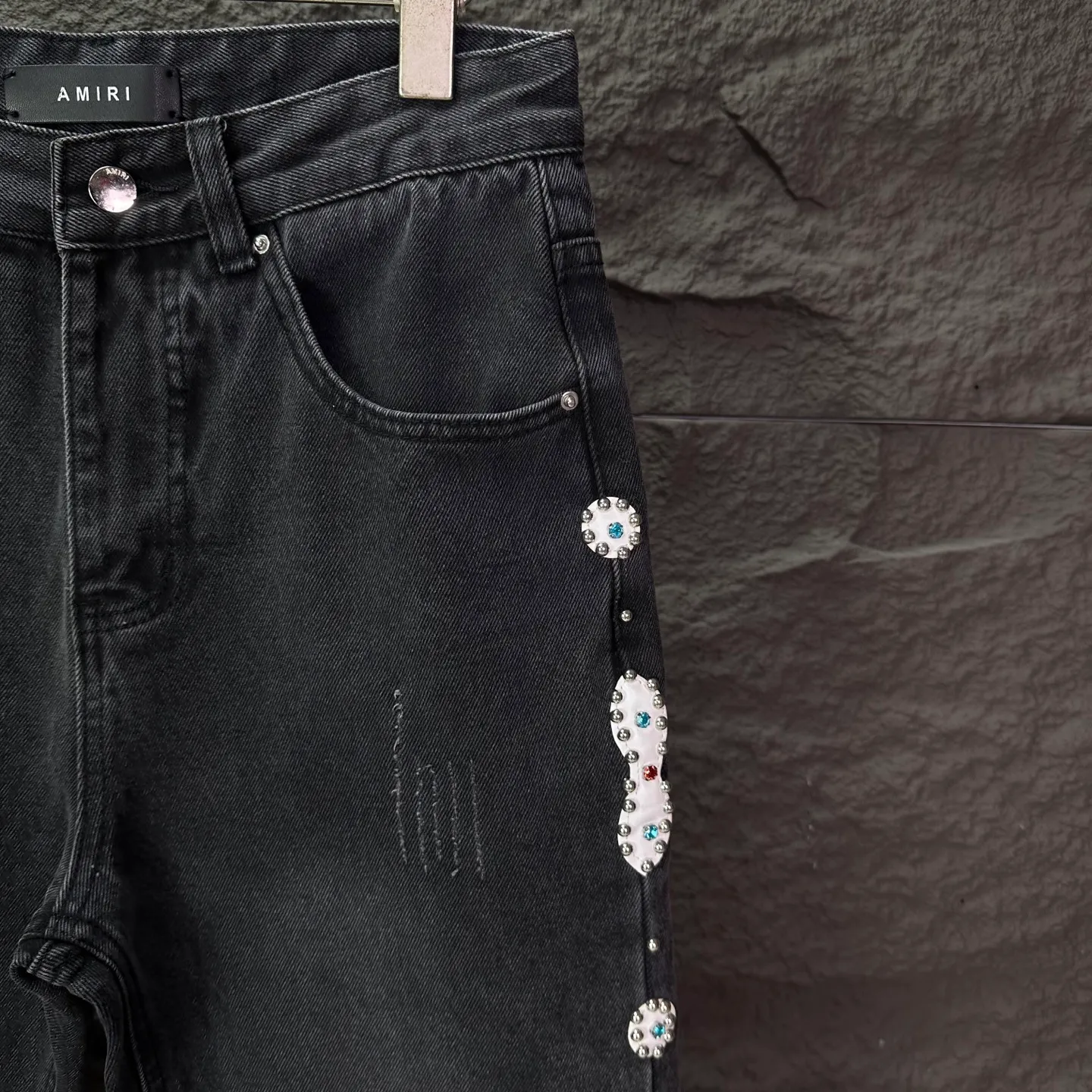 P230 Amiri 2025 new pure black beaded couple style washed loose jeans 🔥High version🔥High version🔥Top ceiling quality Styles with different washed textures are very friendly to people with thin legs and thick legs. The straight and loose version is very flattering to the leg shape. Moderate length that never goes out of style, easy to match with casually, basic styling for various styles, a must-have in the wardrobe! The fabric is stiff but also makes the upper body soft without losing texture. The washing process is even more perfect. It is a must-have item for everyone! ! ! Washed wheat, tag, pants label, three complete labels Color: washed black Size: 28, 30, 32, 34 (four sizes)