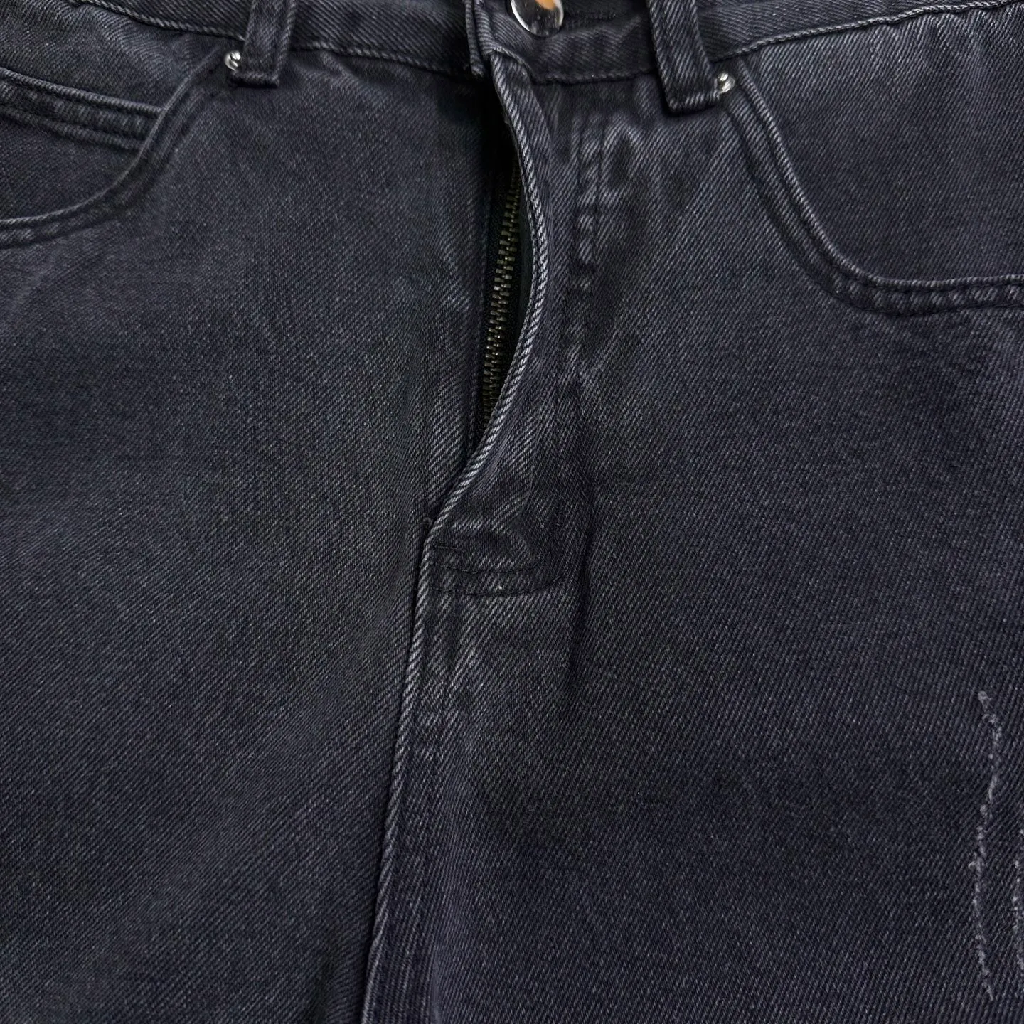 P230 Amiri 2025 new pure black beaded couple style washed loose jeans 🔥High version🔥High version🔥Top ceiling quality Styles with different washed textures are very friendly to people with thin legs and thick legs. The straight and loose version is very flattering to the leg shape. Moderate length that never goes out of style, easy to match with casually, basic styling for various styles, a must-have in the wardrobe! The fabric is stiff but also makes the upper body soft without losing texture. The washing process is even more perfect. It is a must-have item for everyone! ! ! Washed wheat, tag, pants label, three complete labels Color: washed black Size: 28, 30, 32, 34 (four sizes)