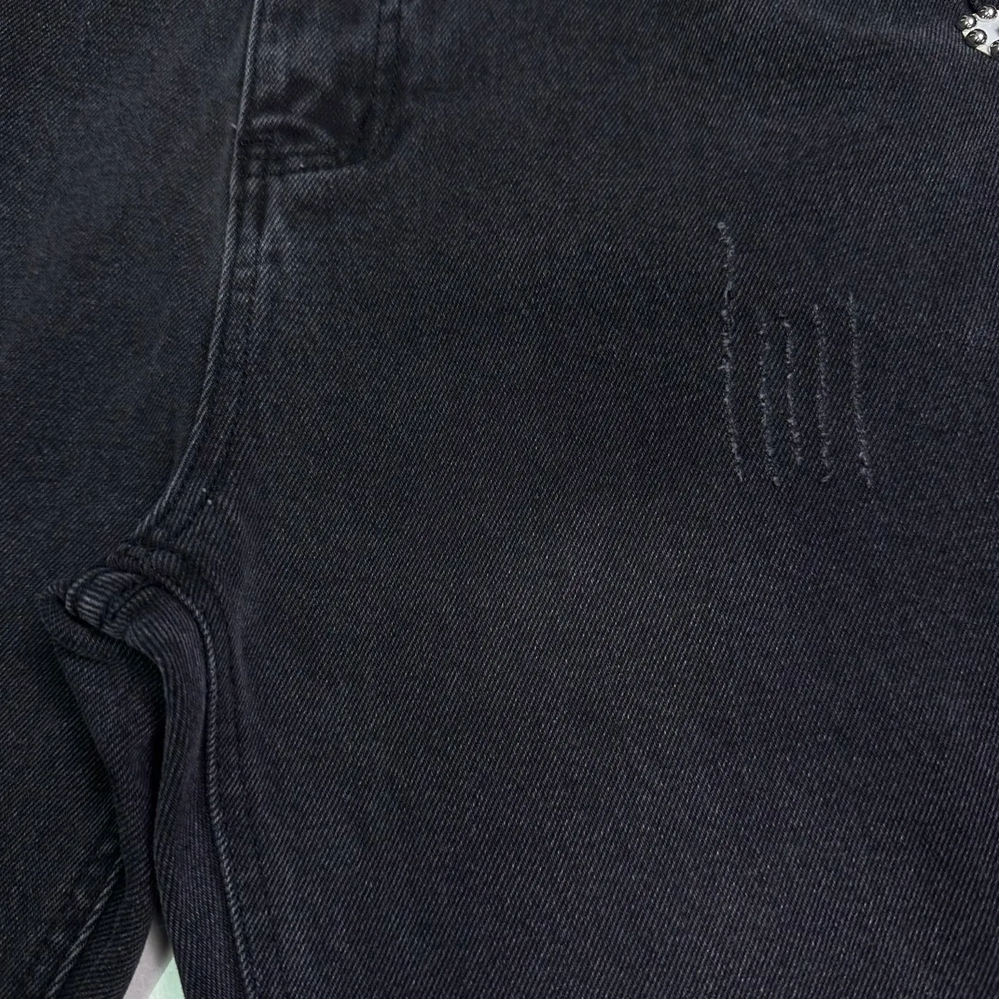 P230 Amiri 2025 new pure black beaded couple style washed loose jeans 🔥High version🔥High version🔥Top ceiling quality Styles with different washed textures are very friendly to people with thin legs and thick legs. The straight and loose version is very flattering to the leg shape. Moderate length that never goes out of style, easy to match with casually, basic styling for various styles, a must-have in the wardrobe! The fabric is stiff but also makes the upper body soft without losing texture. The washing process is even more perfect. It is a must-have item for everyone! ! ! Washed wheat, tag, pants label, three complete labels Color: washed black Size: 28, 30, 32, 34 (four sizes)