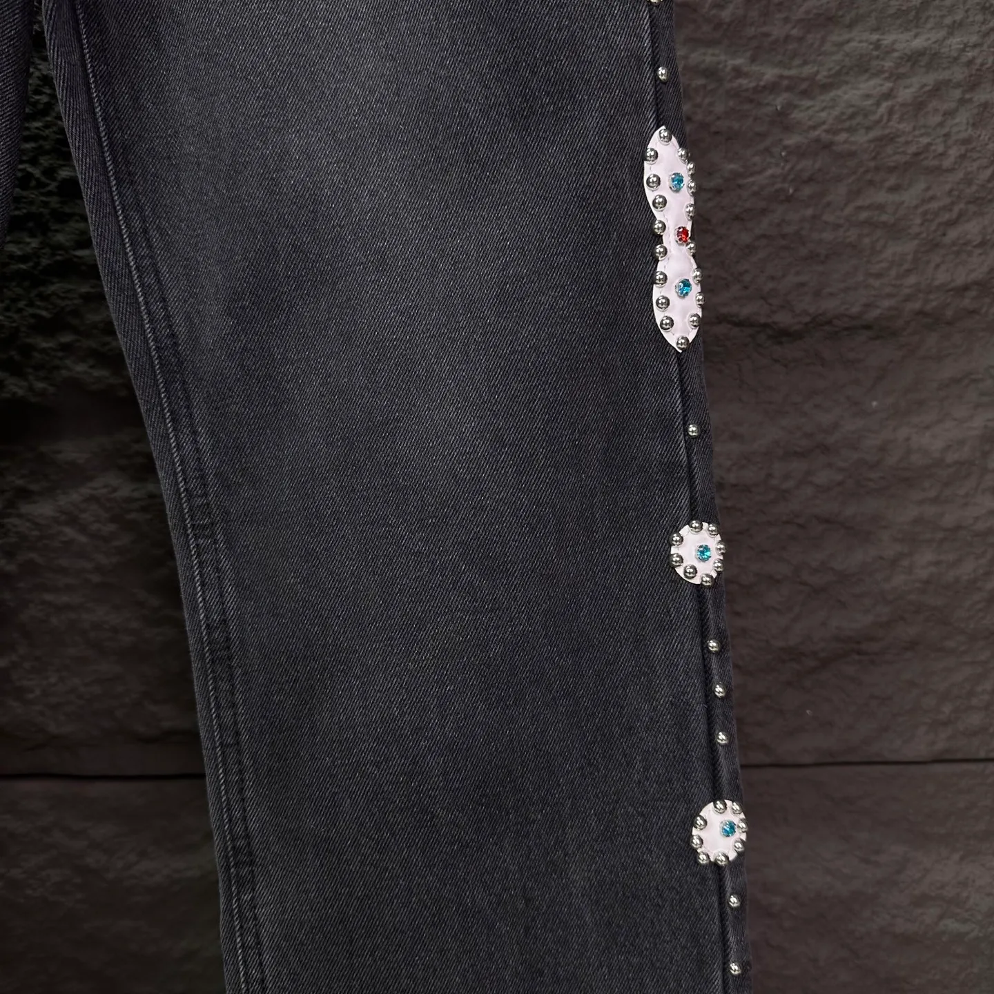 P230 Amiri 2025 new pure black beaded couple style washed loose jeans 🔥High version🔥High version🔥Top ceiling quality Styles with different washed textures are very friendly to people with thin legs and thick legs. The straight and loose version is very flattering to the leg shape. Moderate length that never goes out of style, easy to match with casually, basic styling for various styles, a must-have in the wardrobe! The fabric is stiff but also makes the upper body soft without losing texture. The washing process is even more perfect. It is a must-have item for everyone! ! ! Washed wheat, tag, pants label, three complete labels Color: washed black Size: 28, 30, 32, 34 (four sizes)