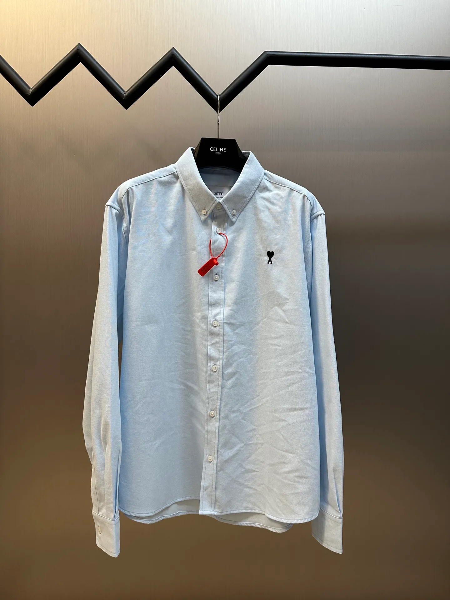🅿️400 Ami Paris Love Embroidered Shirt Made of custom-made high-quality flexible Oxford cotton, a bright red heart jumps out on the chest, engraved with a French romantic code.  Adopt imported machine embroidery technology, use advanced computer control system and precision mechanical components to realize Ami love embroidery work size: 38 40 42 44