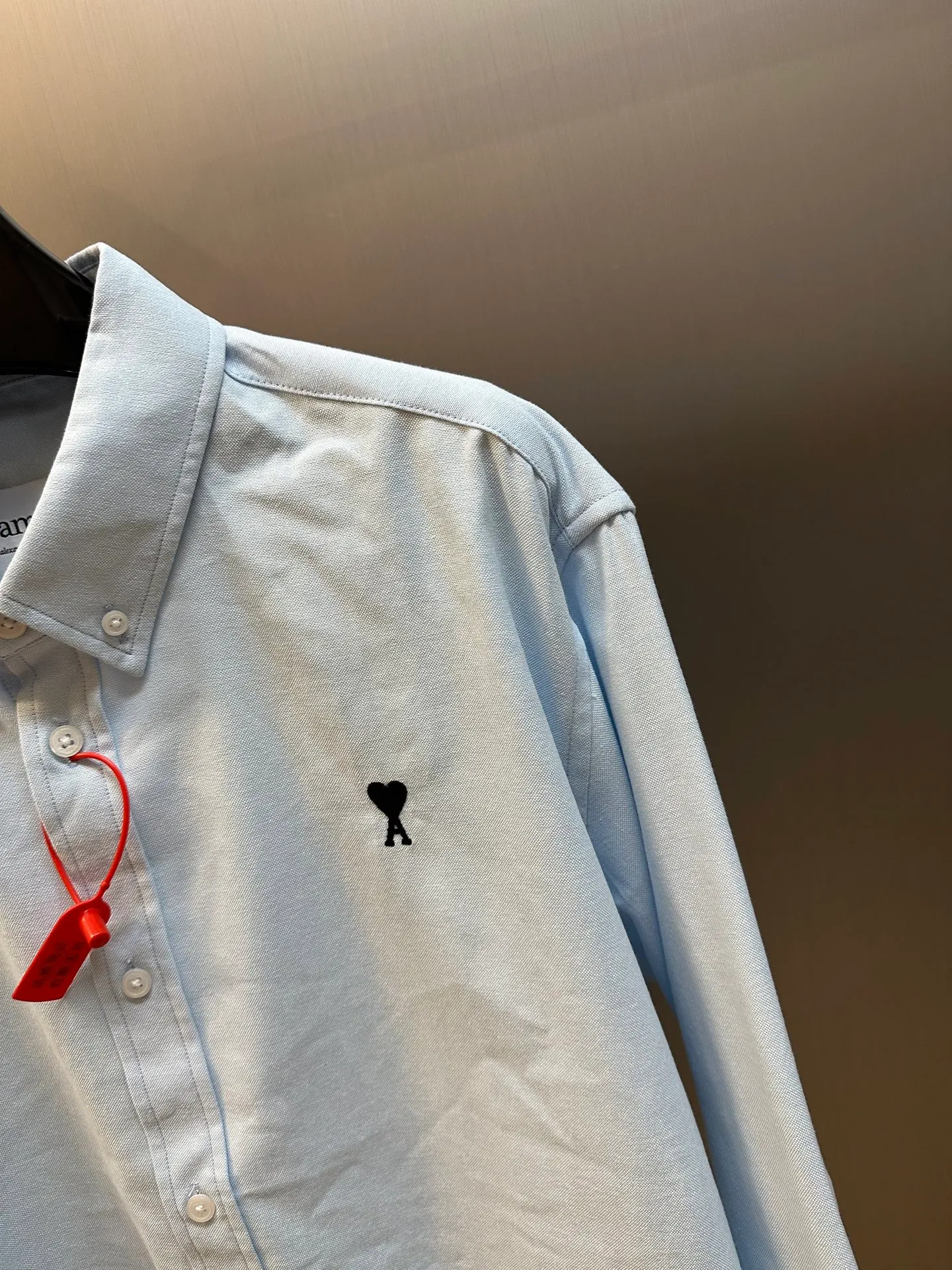 🅿️400 Ami Paris Love Embroidered Shirt Made of custom-made high-quality flexible Oxford cotton, a bright red heart jumps out on the chest, engraved with a French romantic code.  Adopt imported machine embroidery technology, use advanced computer control system and precision mechanical components to realize Ami love embroidery work size: 38 40 42 44