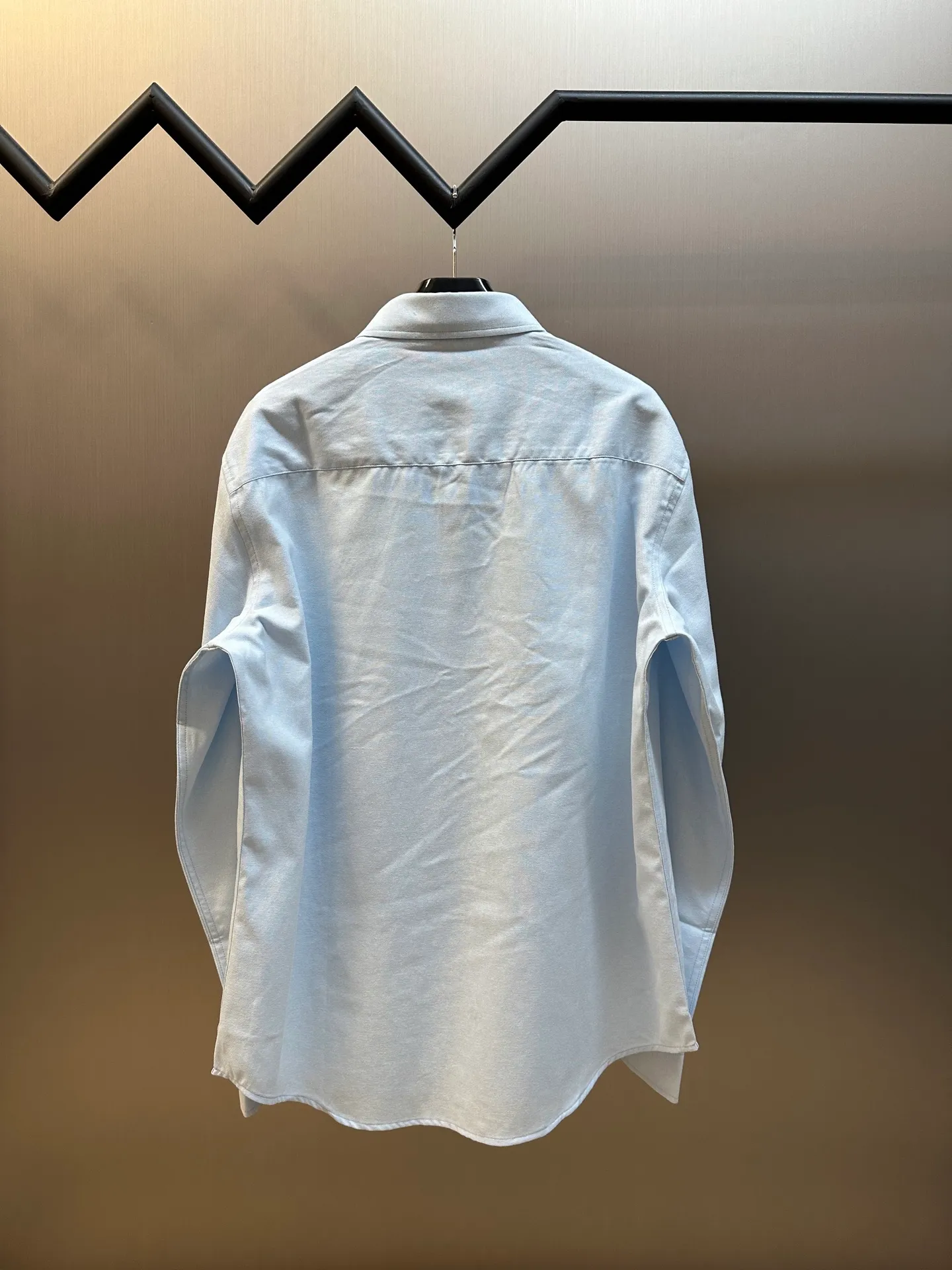 🅿️400 Ami Paris Love Embroidered Shirt Made of custom-made high-quality flexible Oxford cotton, a bright red heart jumps out on the chest, engraved with a French romantic code.  Adopt imported machine embroidery technology, use advanced computer control system and precision mechanical components to realize Ami love embroidery work size: 38 40 42 44