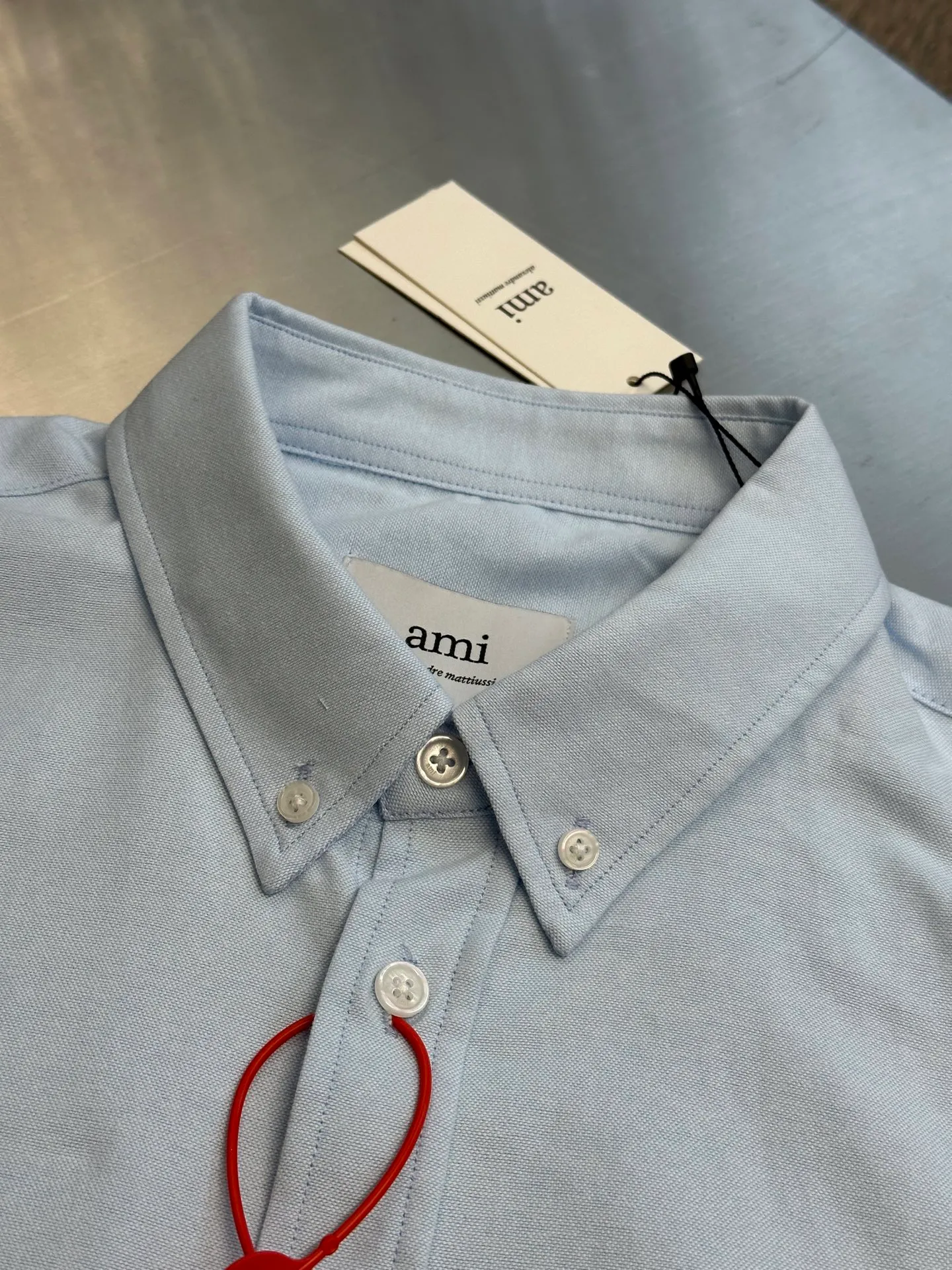🅿️400 Ami Paris Love Embroidered Shirt Made of custom-made high-quality flexible Oxford cotton, a bright red heart jumps out on the chest, engraved with a French romantic code.  Adopt imported machine embroidery technology, use advanced computer control system and precision mechanical components to realize Ami love embroidery work size: 38 40 42 44