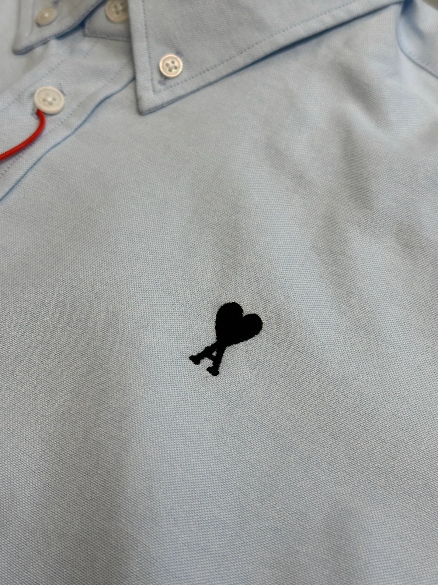 🅿️400 Ami Paris Love Embroidered Shirt Made of custom-made high-quality flexible Oxford cotton, a bright red heart jumps out on the chest, engraved with a French romantic code.  Adopt imported machine embroidery technology, use advanced computer control system and precision mechanical components to realize Ami love embroidery work size: 38 40 42 44