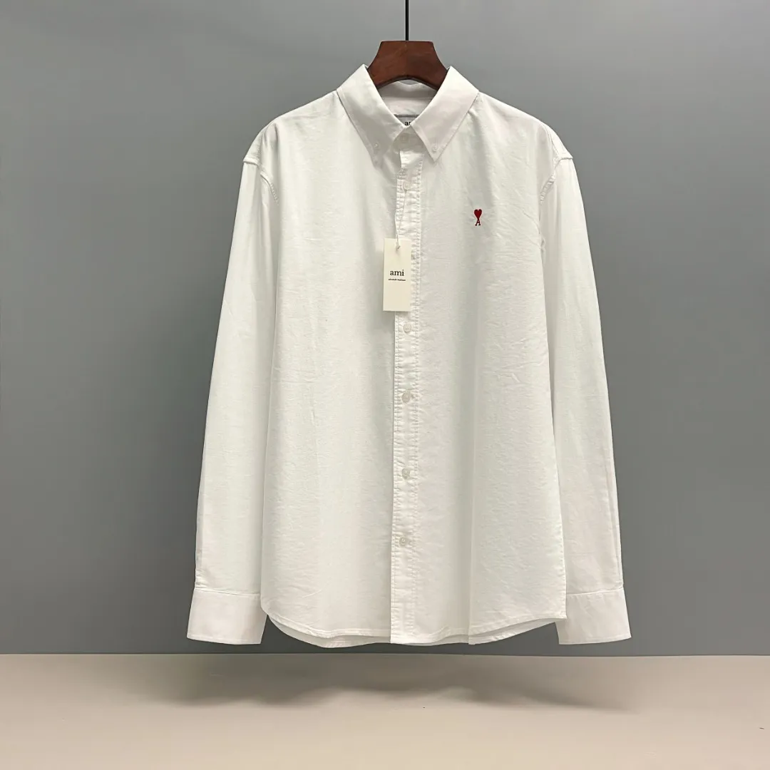 🅿️240 Ami Paris cotton oxford embroidered shirt is made of 100% cotton oxford fabric. The unique texture of oxford is more textured than ordinary cotton shirts. The 100% cotton material makes it have good breathability. The fabric has high strength and good wear resistance. It is comfortable to wear and not easy to sweat. Loose fit. The upper body is three-dimensional and the lines are smooth and natural. From the shoulder line to the waistline to the hem, the line transition is smooth. There are no unnecessary folds or accumulation. The overall shape is neat and stretchy. The chest is embellished with the iconic love embroidery, which is simple but highly recognizable. The color transition of the embroidery thread is natural. The stitches are even and consistent in spacing and size. The stitches can also be connected naturally. The lines are smooth and not stiff. Size: S M L XL
