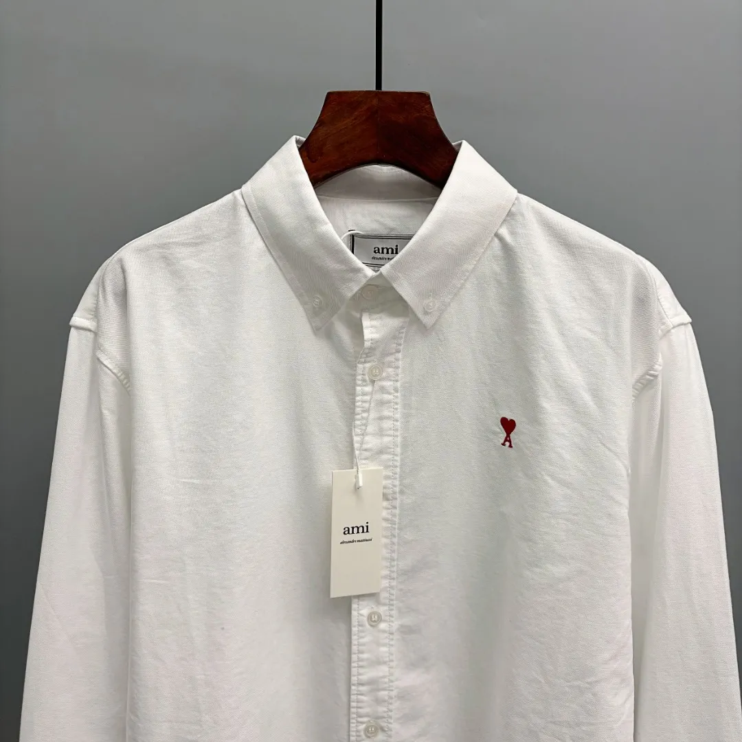 🅿️240 Ami Paris cotton oxford embroidered shirt is made of 100% cotton oxford fabric. The unique texture of oxford is more textured than ordinary cotton shirts. The 100% cotton material makes it have good breathability. The fabric has high strength and good wear resistance. It is comfortable to wear and not easy to sweat. Loose fit. The upper body is three-dimensional and the lines are smooth and natural. From the shoulder line to the waistline to the hem, the line transition is smooth. There are no unnecessary folds or accumulation. The overall shape is neat and stretchy. The chest is embellished with the iconic love embroidery, which is simple but highly recognizable. The color transition of the embroidery thread is natural. The stitches are even and consistent in spacing and size. The stitches can also be connected naturally. The lines are smooth and not stiff. Size: S M L XL