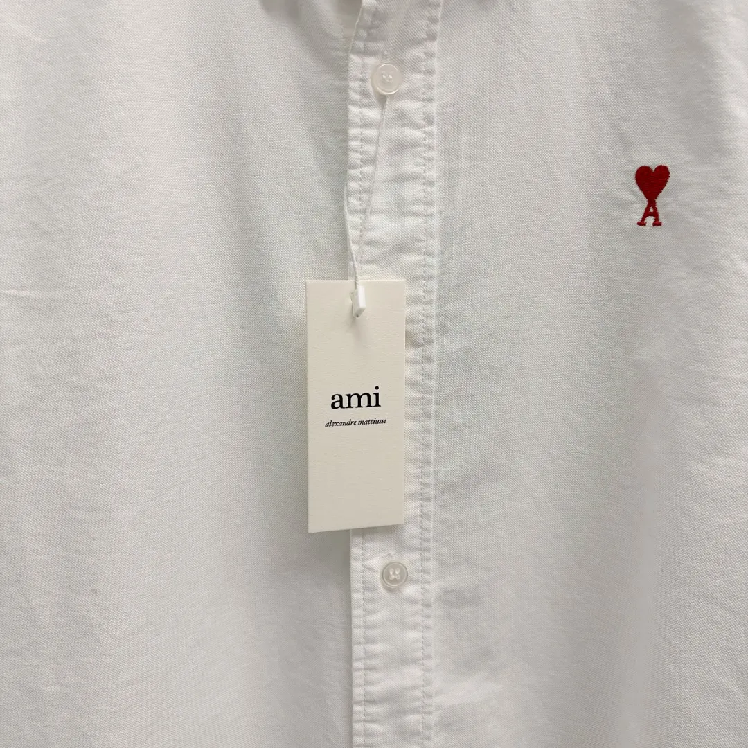 🅿️240 Ami Paris cotton oxford embroidered shirt is made of 100% cotton oxford fabric. The unique texture of oxford is more textured than ordinary cotton shirts. The 100% cotton material makes it have good breathability. The fabric has high strength and good wear resistance. It is comfortable to wear and not easy to sweat. Loose fit. The upper body is three-dimensional and the lines are smooth and natural. From the shoulder line to the waistline to the hem, the line transition is smooth. There are no unnecessary folds or accumulation. The overall shape is neat and stretchy. The chest is embellished with the iconic love embroidery, which is simple but highly recognizable. The color transition of the embroidery thread is natural. The stitches are even and consistent in spacing and size. The stitches can also be connected naturally. The lines are smooth and not stiff. Size: S M L XL