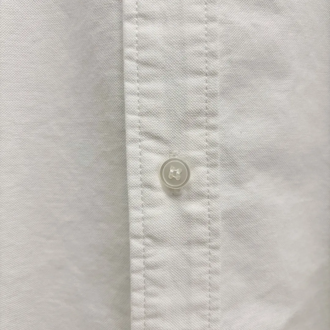 🅿️240 Ami Paris cotton oxford embroidered shirt is made of 100% cotton oxford fabric. The unique texture of oxford is more textured than ordinary cotton shirts. The 100% cotton material makes it have good breathability. The fabric has high strength and good wear resistance. It is comfortable to wear and not easy to sweat. Loose fit. The upper body is three-dimensional and the lines are smooth and natural. From the shoulder line to the waistline to the hem, the line transition is smooth. There are no unnecessary folds or accumulation. The overall shape is neat and stretchy. The chest is embellished with the iconic love embroidery, which is simple but highly recognizable. The color transition of the embroidery thread is natural. The stitches are even and consistent in spacing and size. The stitches can also be connected naturally. The lines are smooth and not stiff. Size: S M L XL