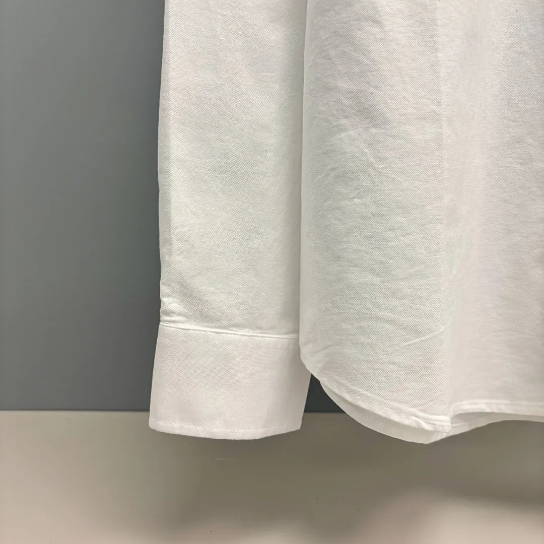 🅿️240 Ami Paris cotton oxford embroidered shirt is made of 100% cotton oxford fabric. The unique texture of oxford is more textured than ordinary cotton shirts. The 100% cotton material makes it have good breathability. The fabric has high strength and good wear resistance. It is comfortable to wear and not easy to sweat. Loose fit. The upper body is three-dimensional and the lines are smooth and natural. From the shoulder line to the waistline to the hem, the line transition is smooth. There are no unnecessary folds or accumulation. The overall shape is neat and stretchy. The chest is embellished with the iconic love embroidery, which is simple but highly recognizable. The color transition of the embroidery thread is natural. The stitches are even and consistent in spacing and size. The stitches can also be connected naturally. The lines are smooth and not stiff. Size: S M L XL