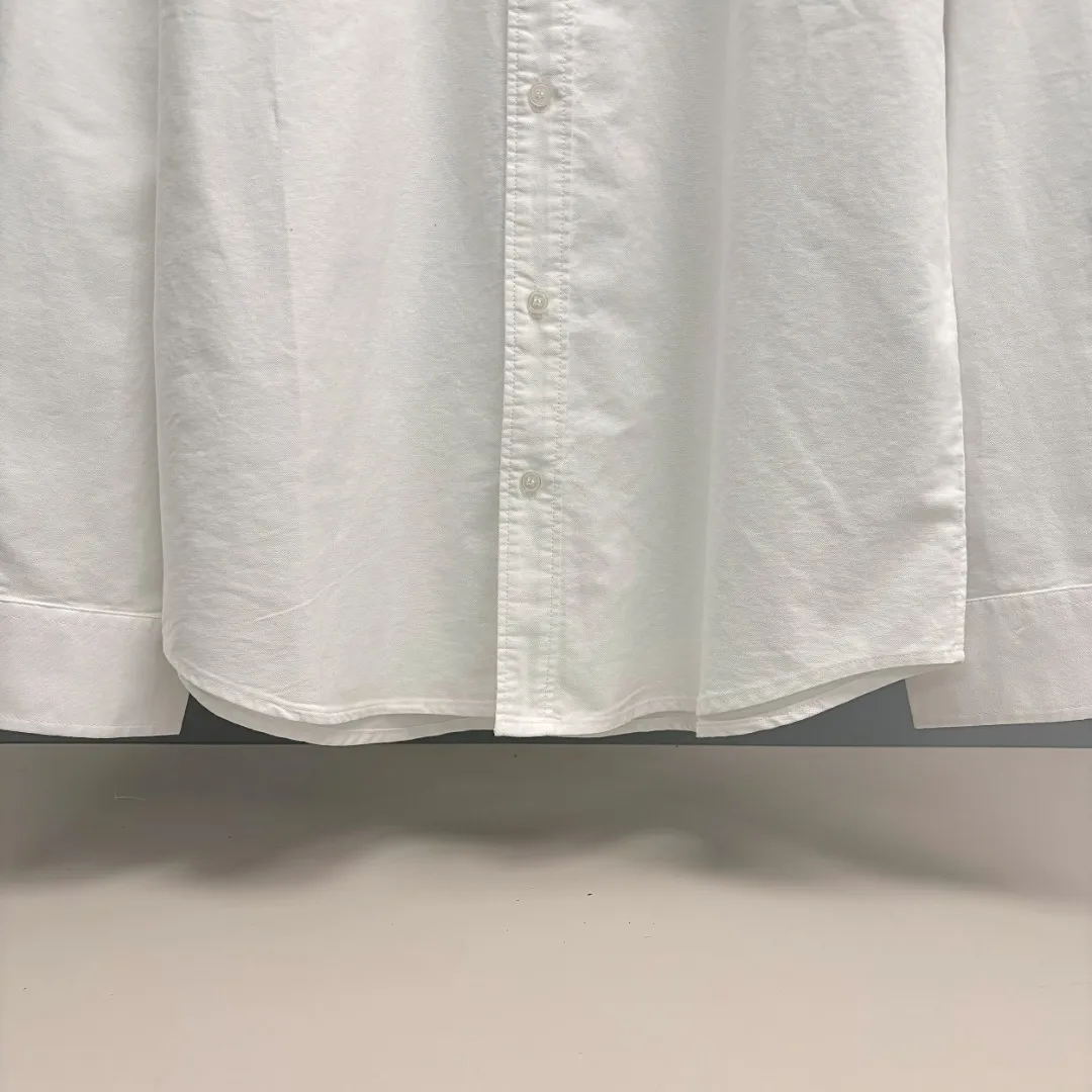 🅿️240 Ami Paris cotton oxford embroidered shirt is made of 100% cotton oxford fabric. The unique texture of oxford is more textured than ordinary cotton shirts. The 100% cotton material makes it have good breathability. The fabric has high strength and good wear resistance. It is comfortable to wear and not easy to sweat. Loose fit. The upper body is three-dimensional and the lines are smooth and natural. From the shoulder line to the waistline to the hem, the line transition is smooth. There are no unnecessary folds or accumulation. The overall shape is neat and stretchy. The chest is embellished with the iconic love embroidery, which is simple but highly recognizable. The color transition of the embroidery thread is natural. The stitches are even and consistent in spacing and size. The stitches can also be connected naturally. The lines are smooth and not stiff. Size: S M L XL