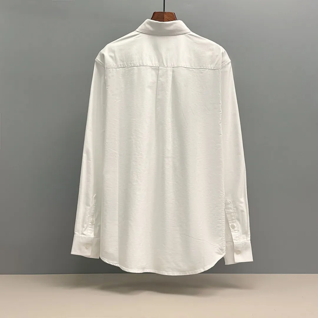🅿️240 Ami Paris cotton oxford embroidered shirt is made of 100% cotton oxford fabric. The unique texture of oxford is more textured than ordinary cotton shirts. The 100% cotton material makes it have good breathability. The fabric has high strength and good wear resistance. It is comfortable to wear and not easy to sweat. Loose fit. The upper body is three-dimensional and the lines are smooth and natural. From the shoulder line to the waistline to the hem, the line transition is smooth. There are no unnecessary folds or accumulation. The overall shape is neat and stretchy. The chest is embellished with the iconic love embroidery, which is simple but highly recognizable. The color transition of the embroidery thread is natural. The stitches are even and consistent in spacing and size. The stitches can also be connected naturally. The lines are smooth and not stiff. Size: S M L XL