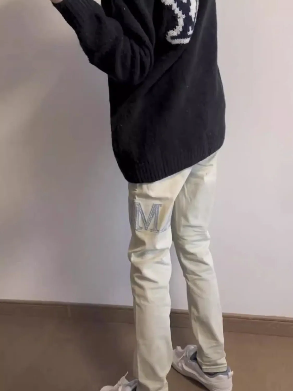 #M01 P168💰 AMIRI white ripped high street jeans with diamonds! The transliteration of amiri is Emil, which is the name of the founder. Mike Amiri, the founder of amiri, grew up in Los Angeles, USA. He was influenced by local street culture and Punk Rock since he was a child, so he founded the amiri brand named after himself. A variety of trendy clothing meets the needs of different fashion players. Amiri clothing has novel and unique styles and is a well-known street brand in the United States. The styles and styles of many clothes are loved by many street photographers. The various clothing styles meet the dressing needs of different people, show their unique temperament, and show the trend of dressing. amiri's jeans are relatively famous. Not only do they have many styles, but the quality of their denim jackets is also very good. Many celebrities have also worn the amiri brand's denim series. The fabric is made of 100% cotton denim! High temperature setting, heavy sand washing, never fade, full of fashion! All made to order! -The colorful embroidery on the chest is so tense and the embroidery is neat! Imported machine for work! quality assurance!  -The entire garment is made with fine workmanship. Each seam is pressed using a double-needle machine. This stitching is a test of the workers' skills. If it goes astray, the entire garment will be scrapped. The hardware is custom-made, with exclusive logos, and is a one-to-one replica of the original! Original trademark! The fit is loose and slimming! Color: Picture color Size: 30-32-34-36