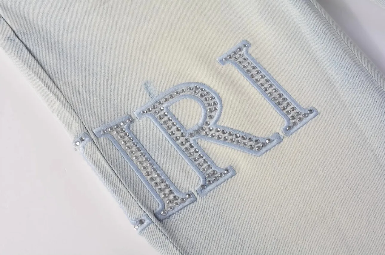 #M01 P168💰 AMIRI white ripped high street jeans with diamonds! The transliteration of amiri is Emil, which is the name of the founder. Mike Amiri, the founder of amiri, grew up in Los Angeles, USA. He was influenced by local street culture and Punk Rock since he was a child, so he founded the amiri brand named after himself. A variety of trendy clothing meets the needs of different fashion players. Amiri clothing has novel and unique styles and is a well-known street brand in the United States. The styles and styles of many clothes are loved by many street photographers. The various clothing styles meet the dressing needs of different people, show their unique temperament, and show the trend of dressing. amiri's jeans are relatively famous. Not only do they have many styles, but the quality of their denim jackets is also very good. Many celebrities have also worn the amiri brand's denim series. The fabric is made of 100% cotton denim! High temperature setting, heavy sand washing, never fade, full of fashion! All made to order! -The colorful embroidery on the chest is so tense and the embroidery is neat! Imported machine for work! quality assurance!  -The entire garment is made with fine workmanship. Each seam is pressed using a double-needle machine. This stitching is a test of the workers' skills. If it goes astray, the entire garment will be scrapped. The hardware is custom-made, with exclusive logos, and is a one-to-one replica of the original! Original trademark! The fit is loose and slimming! Color: Picture color Size: 30-32-34-36
