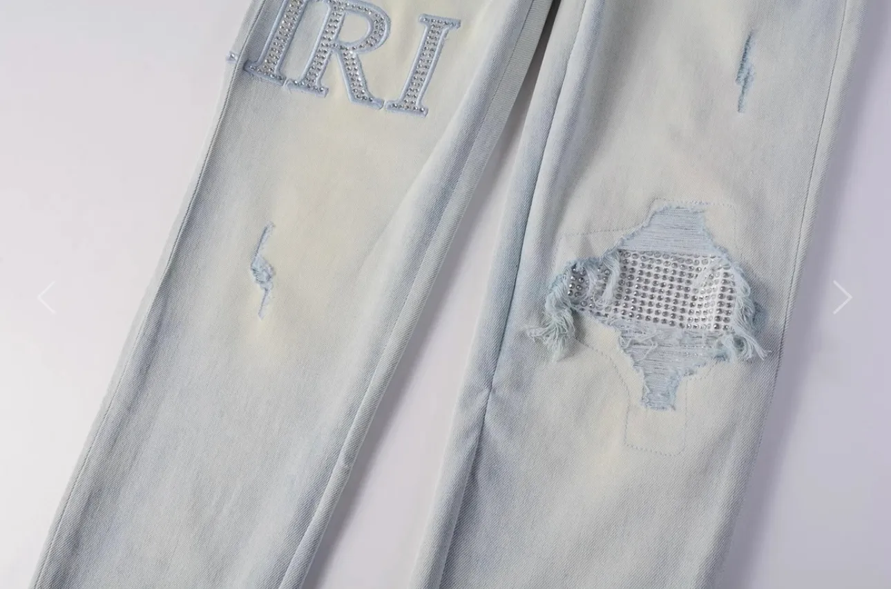 #M01 P168💰 AMIRI white ripped high street jeans with diamonds! The transliteration of amiri is Emil, which is the name of the founder. Mike Amiri, the founder of amiri, grew up in Los Angeles, USA. He was influenced by local street culture and Punk Rock since he was a child, so he founded the amiri brand named after himself. A variety of trendy clothing meets the needs of different fashion players. Amiri clothing has novel and unique styles and is a well-known street brand in the United States. The styles and styles of many clothes are loved by many street photographers. The various clothing styles meet the dressing needs of different people, show their unique temperament, and show the trend of dressing. amiri's jeans are relatively famous. Not only do they have many styles, but the quality of their denim jackets is also very good. Many celebrities have also worn the amiri brand's denim series. The fabric is made of 100% cotton denim! High temperature setting, heavy sand washing, never fade, full of fashion! All made to order! -The colorful embroidery on the chest is so tense and the embroidery is neat! Imported machine for work! quality assurance!  -The entire garment is made with fine workmanship. Each seam is pressed using a double-needle machine. This stitching is a test of the workers' skills. If it goes astray, the entire garment will be scrapped. The hardware is custom-made, with exclusive logos, and is a one-to-one replica of the original! Original trademark! The fit is loose and slimming! Color: Picture color Size: 30-32-34-36