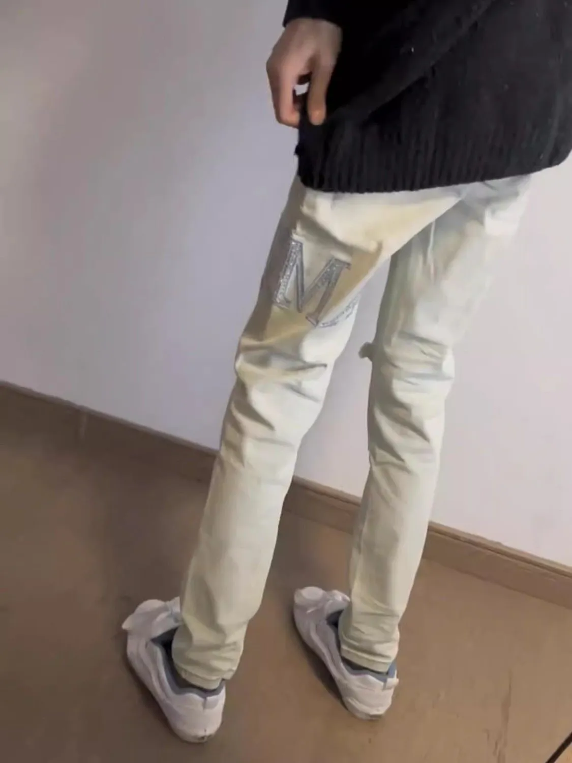 #M01 P168💰 AMIRI white ripped high street jeans with diamonds! The transliteration of amiri is Emil, which is the name of the founder. Mike Amiri, the founder of amiri, grew up in Los Angeles, USA. He was influenced by local street culture and Punk Rock since he was a child, so he founded the amiri brand named after himself. A variety of trendy clothing meets the needs of different fashion players. Amiri clothing has novel and unique styles and is a well-known street brand in the United States. The styles and styles of many clothes are loved by many street photographers. The various clothing styles meet the dressing needs of different people, show their unique temperament, and show the trend of dressing. amiri's jeans are relatively famous. Not only do they have many styles, but the quality of their denim jackets is also very good. Many celebrities have also worn the amiri brand's denim series. The fabric is made of 100% cotton denim! High temperature setting, heavy sand washing, never fade, full of fashion! All made to order! -The colorful embroidery on the chest is so tense and the embroidery is neat! Imported machine for work! quality assurance!  -The entire garment is made with fine workmanship. Each seam is pressed using a double-needle machine. This stitching is a test of the workers' skills. If it goes astray, the entire garment will be scrapped. The hardware is custom-made, with exclusive logos, and is a one-to-one replica of the original! Original trademark! The fit is loose and slimming! Color: Picture color Size: 30-32-34-36