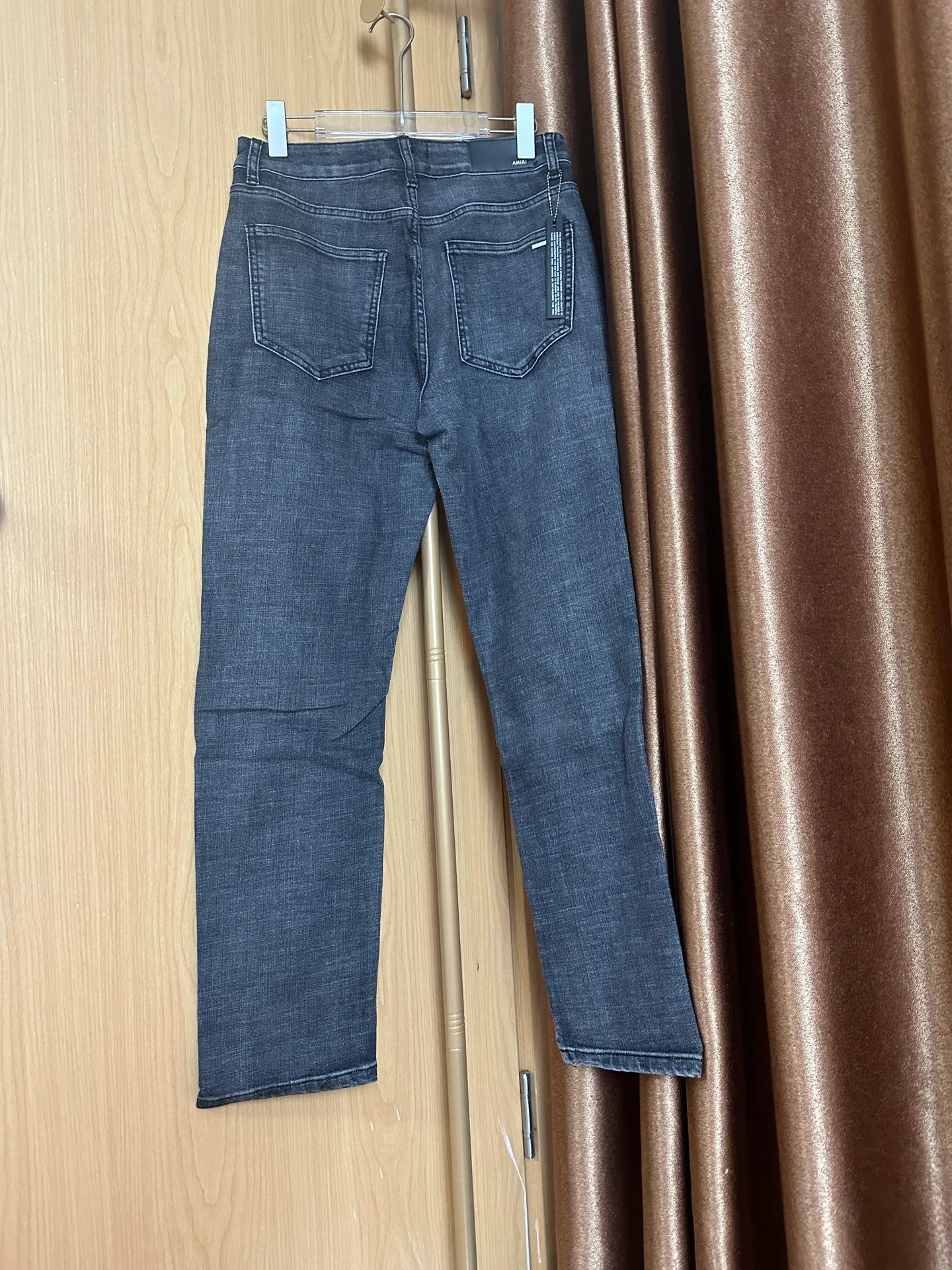 P246 💰 AMIRI Washed Distressed High Street Slim Jeans Amiri Rivet Trousers - In recent years, high street has become an increasingly common word in men's clothing. High street style has also become an important direction for everyone to match. High street related items are basically inseparable from oversize or off-shoulder tops. The lower body is paired with trackpants or tight-fitting denim. In my opinion, the most representative one is perhaps annihilation. It is operated by Ningbo Washing Factory. Front Back. The whiskers on the trouser legs are fading beautifully, full of high-end sense. The knee part is destroyed and combined with leather design. It has been used as a facade design. Leather waist nameplate. Customized crotch placket hardware. Engraved molding. Size: 30 32 34 36 38
