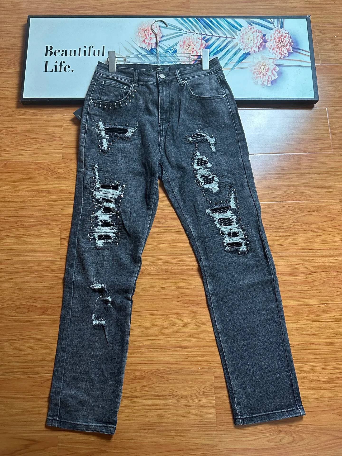 P246 💰 AMIRI Washed Distressed High Street Slim Jeans Amiri Rivet Trousers - In recent years, high street has become an increasingly common word in men's clothing. High street style has also become an important direction for everyone to match. High street related items are basically inseparable from oversize or off-shoulder tops. The lower body is paired with trackpants or tight-fitting denim. In my opinion, the most representative one is perhaps annihilation. It is operated by Ningbo Washing Factory. Front Back. The whiskers on the trouser legs are fading beautifully, full of high-end sense. The knee part is destroyed and combined with leather design. It has been used as a facade design. Leather waist nameplate. Customized crotch placket hardware. Engraved molding. Size: 30 32 34 36 38