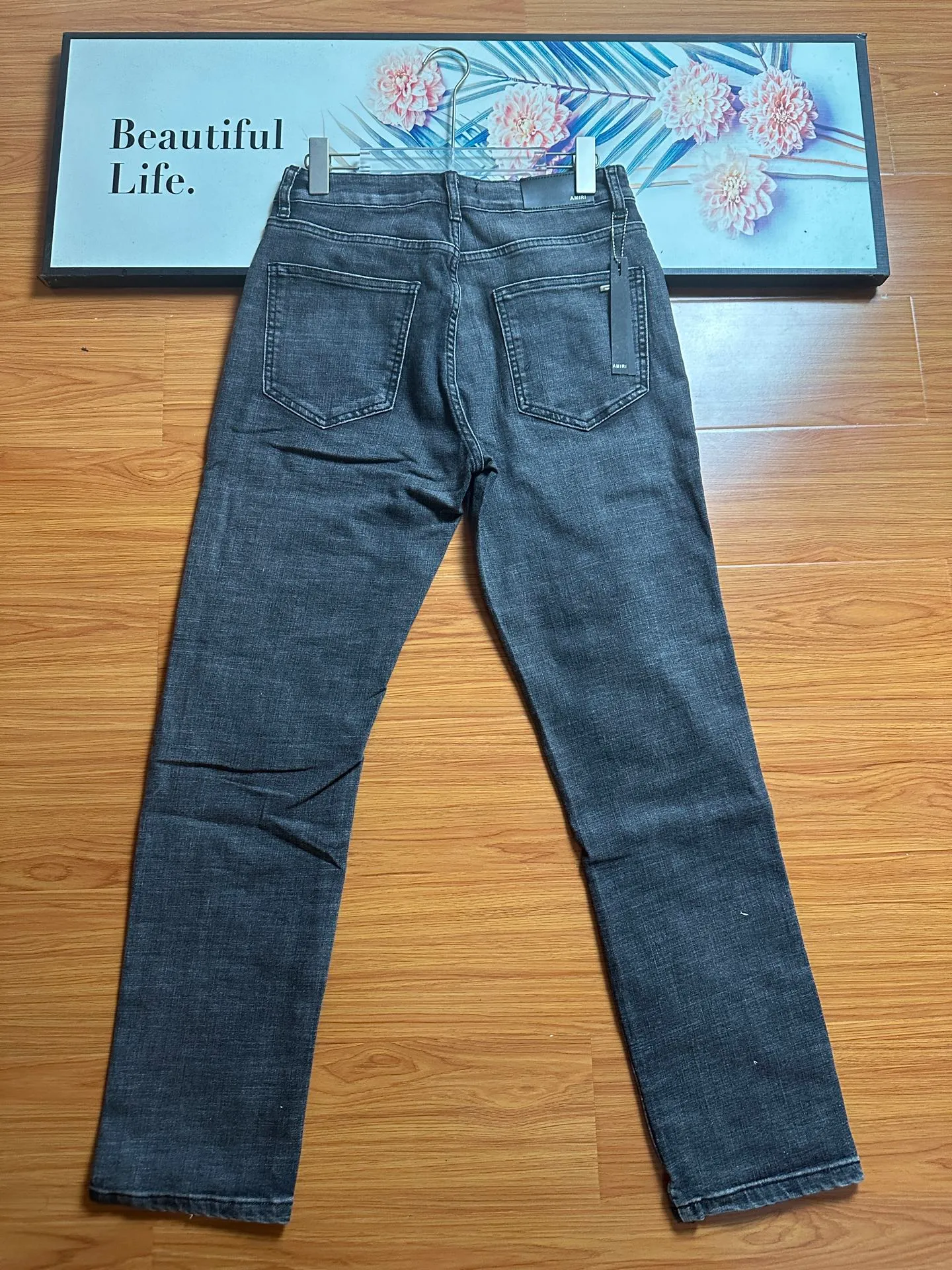 P246 💰 AMIRI Washed Distressed High Street Slim Jeans Amiri Rivet Trousers - In recent years, high street has become an increasingly common word in men's clothing. High street style has also become an important direction for everyone to match. High street related items are basically inseparable from oversize or off-shoulder tops. The lower body is paired with trackpants or tight-fitting denim. In my opinion, the most representative one is perhaps annihilation. It is operated by Ningbo Washing Factory. Front Back. The whiskers on the trouser legs are fading beautifully, full of high-end sense. The knee part is destroyed and combined with leather design. It has been used as a facade design. Leather waist nameplate. Customized crotch placket hardware. Engraved molding. Size: 30 32 34 36 38