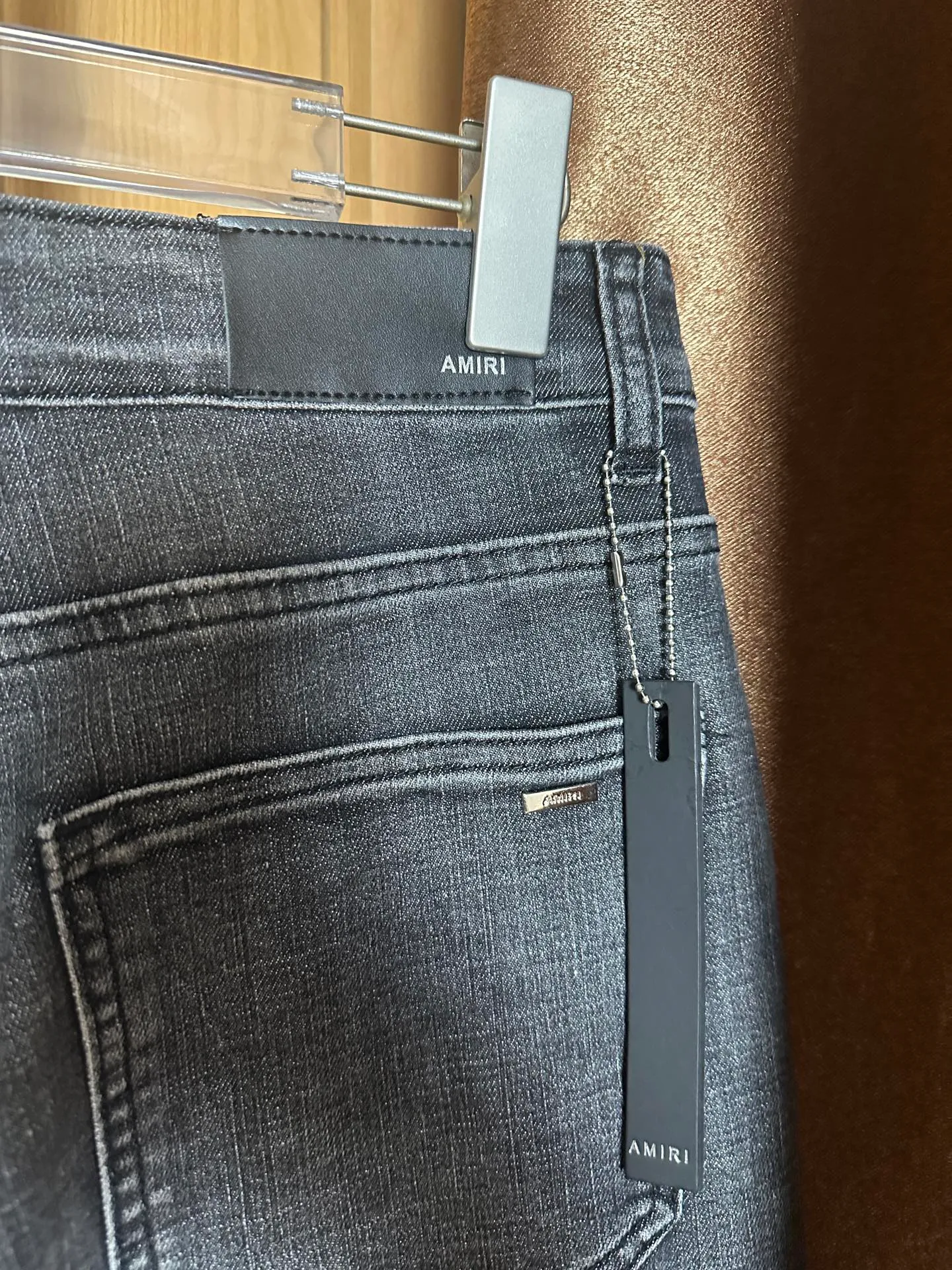 P246 💰 AMIRI Washed Distressed High Street Slim Jeans Amiri Rivet Trousers - In recent years, high street has become an increasingly common word in men's clothing. High street style has also become an important direction for everyone to match. High street related items are basically inseparable from oversize or off-shoulder tops. The lower body is paired with trackpants or tight-fitting denim. In my opinion, the most representative one is perhaps annihilation. It is operated by Ningbo Washing Factory. Front Back. The whiskers on the trouser legs are fading beautifully, full of high-end sense. The knee part is destroyed and combined with leather design. It has been used as a facade design. Leather waist nameplate. Customized crotch placket hardware. Engraved molding. Size: 30 32 34 36 38