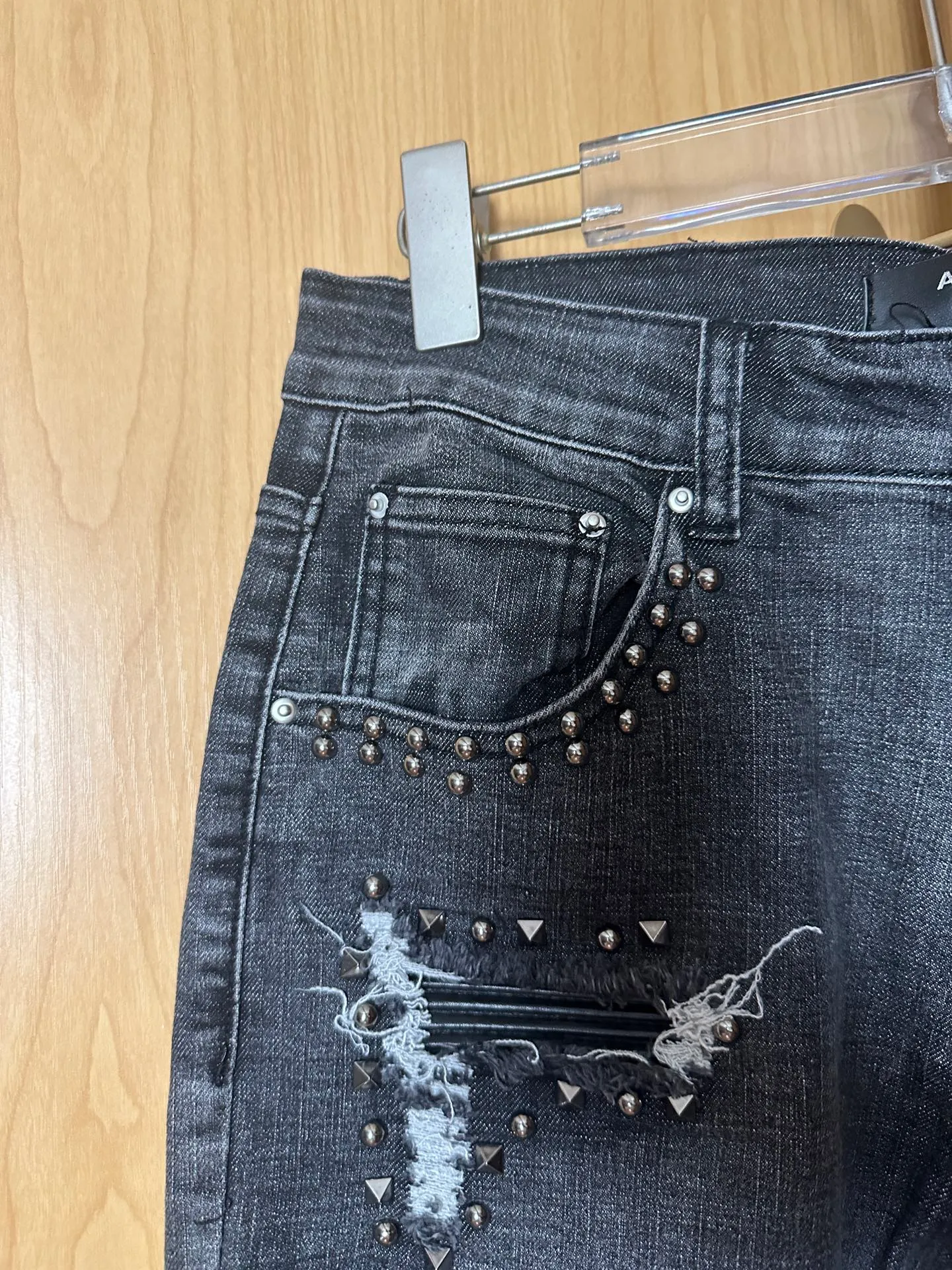 P246 💰 AMIRI Washed Distressed High Street Slim Jeans Amiri Rivet Trousers - In recent years, high street has become an increasingly common word in men's clothing. High street style has also become an important direction for everyone to match. High street related items are basically inseparable from oversize or off-shoulder tops. The lower body is paired with trackpants or tight-fitting denim. In my opinion, the most representative one is perhaps annihilation. It is operated by Ningbo Washing Factory. Front Back. The whiskers on the trouser legs are fading beautifully, full of high-end sense. The knee part is destroyed and combined with leather design. It has been used as a facade design. Leather waist nameplate. Customized crotch placket hardware. Engraved molding. Size: 30 32 34 36 38