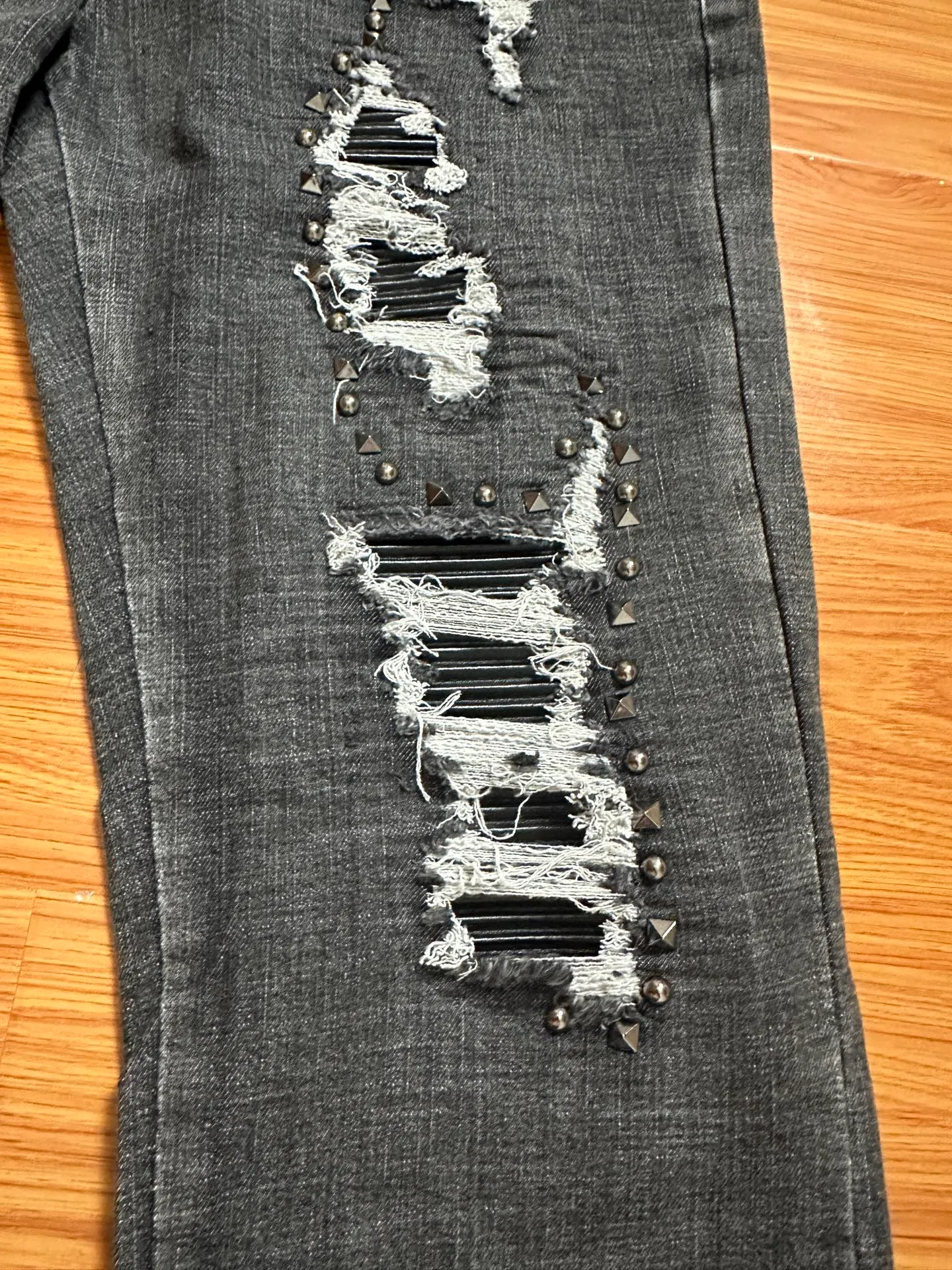 P246 💰 AMIRI Washed Distressed High Street Slim Jeans Amiri Rivet Trousers - In recent years, high street has become an increasingly common word in men's clothing. High street style has also become an important direction for everyone to match. High street related items are basically inseparable from oversize or off-shoulder tops. The lower body is paired with trackpants or tight-fitting denim. In my opinion, the most representative one is perhaps annihilation. It is operated by Ningbo Washing Factory. Front Back. The whiskers on the trouser legs are fading beautifully, full of high-end sense. The knee part is destroyed and combined with leather design. It has been used as a facade design. Leather waist nameplate. Customized crotch placket hardware. Engraved molding. Size: 30 32 34 36 38
