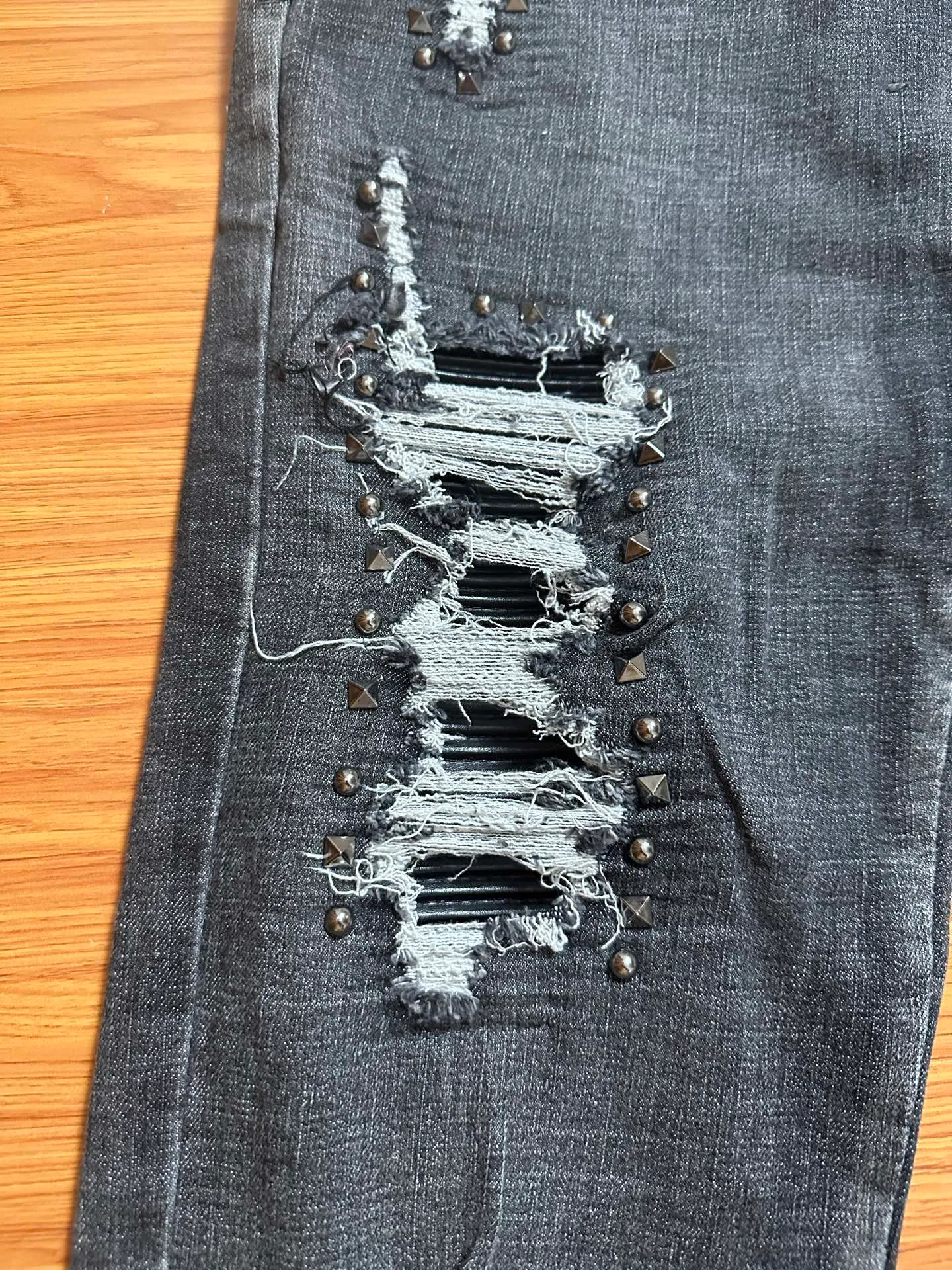 P246 💰 AMIRI Washed Distressed High Street Slim Jeans Amiri Rivet Trousers - In recent years, high street has become an increasingly common word in men's clothing. High street style has also become an important direction for everyone to match. High street related items are basically inseparable from oversize or off-shoulder tops. The lower body is paired with trackpants or tight-fitting denim. In my opinion, the most representative one is perhaps annihilation. It is operated by Ningbo Washing Factory. Front Back. The whiskers on the trouser legs are fading beautifully, full of high-end sense. The knee part is destroyed and combined with leather design. It has been used as a facade design. Leather waist nameplate. Customized crotch placket hardware. Engraved molding. Size: 30 32 34 36 38
