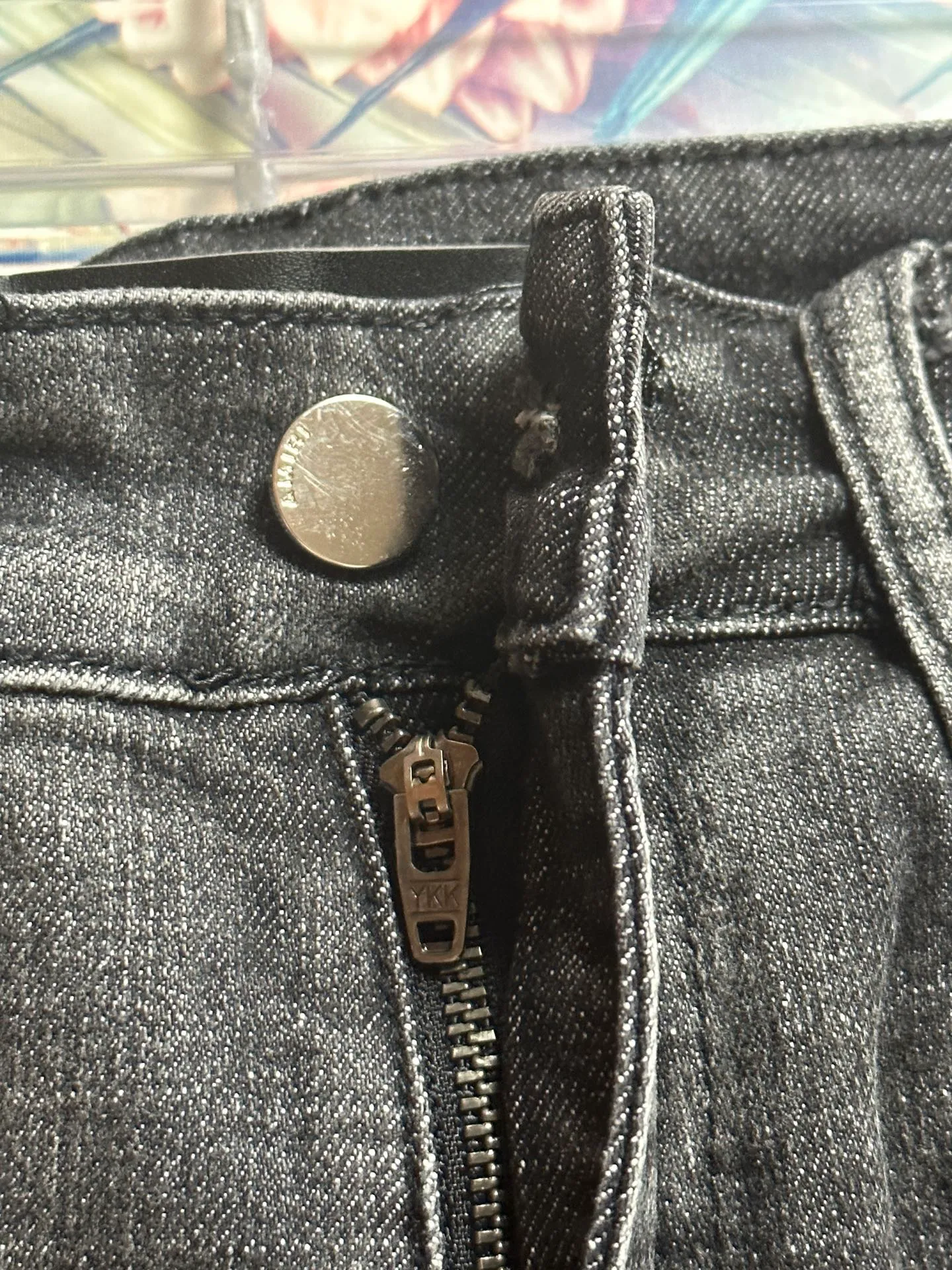P246 💰 AMIRI Washed Distressed High Street Slim Jeans Amiri Rivet Trousers - In recent years, high street has become an increasingly common word in men's clothing. High street style has also become an important direction for everyone to match. High street related items are basically inseparable from oversize or off-shoulder tops. The lower body is paired with trackpants or tight-fitting denim. In my opinion, the most representative one is perhaps annihilation. It is operated by Ningbo Washing Factory. Front Back. The whiskers on the trouser legs are fading beautifully, full of high-end sense. The knee part is destroyed and combined with leather design. It has been used as a facade design. Leather waist nameplate. Customized crotch placket hardware. Engraved molding. Size: 30 32 34 36 38