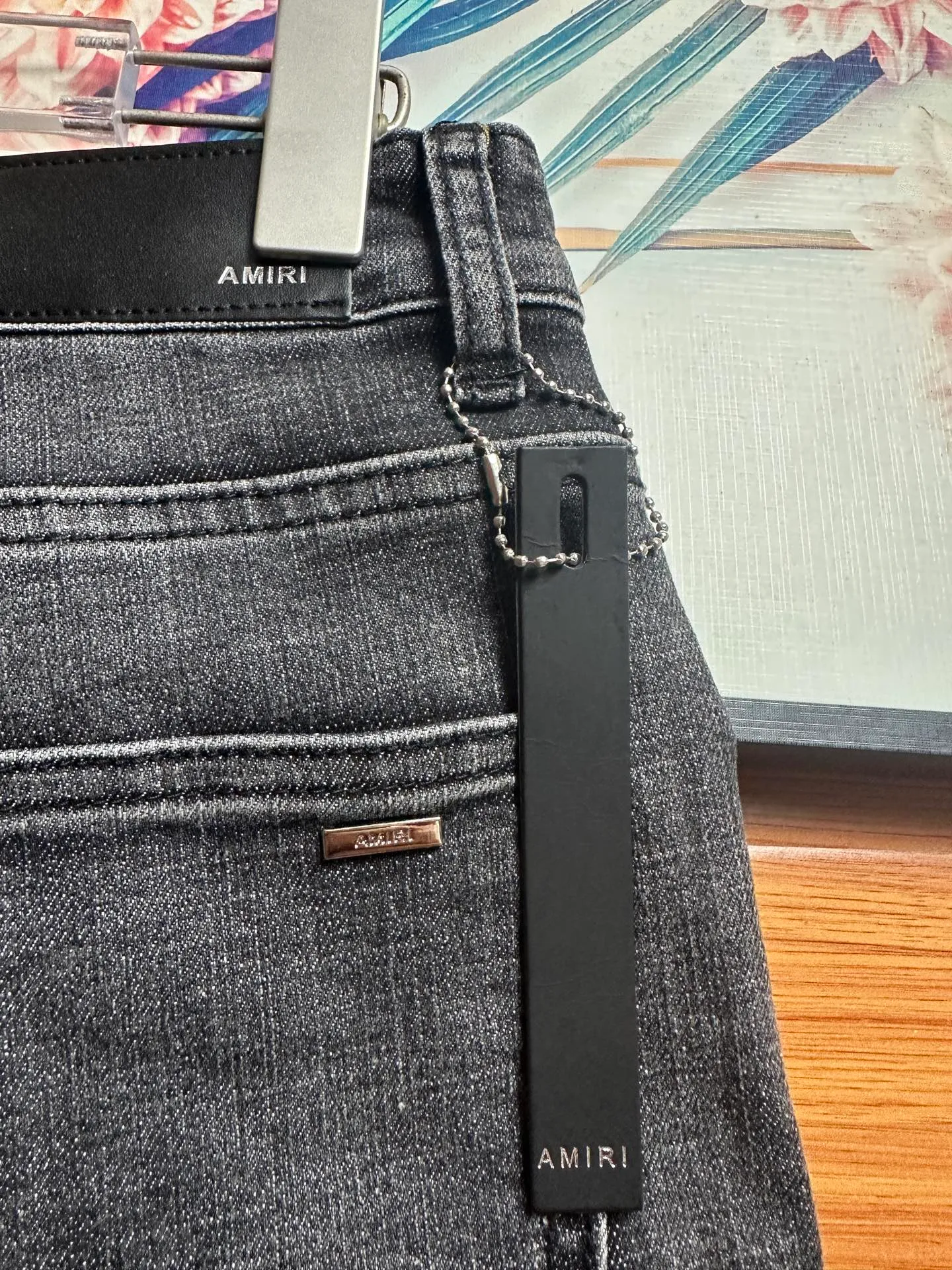 P246 💰 AMIRI Washed Distressed High Street Slim Jeans Amiri Rivet Trousers - In recent years, high street has become an increasingly common word in men's clothing. High street style has also become an important direction for everyone to match. High street related items are basically inseparable from oversize or off-shoulder tops. The lower body is paired with trackpants or tight-fitting denim. In my opinion, the most representative one is perhaps annihilation. It is operated by Ningbo Washing Factory. Front Back. The whiskers on the trouser legs are fading beautifully, full of high-end sense. The knee part is destroyed and combined with leather design. It has been used as a facade design. Leather waist nameplate. Customized crotch placket hardware. Engraved molding. Size: 30 32 34 36 38