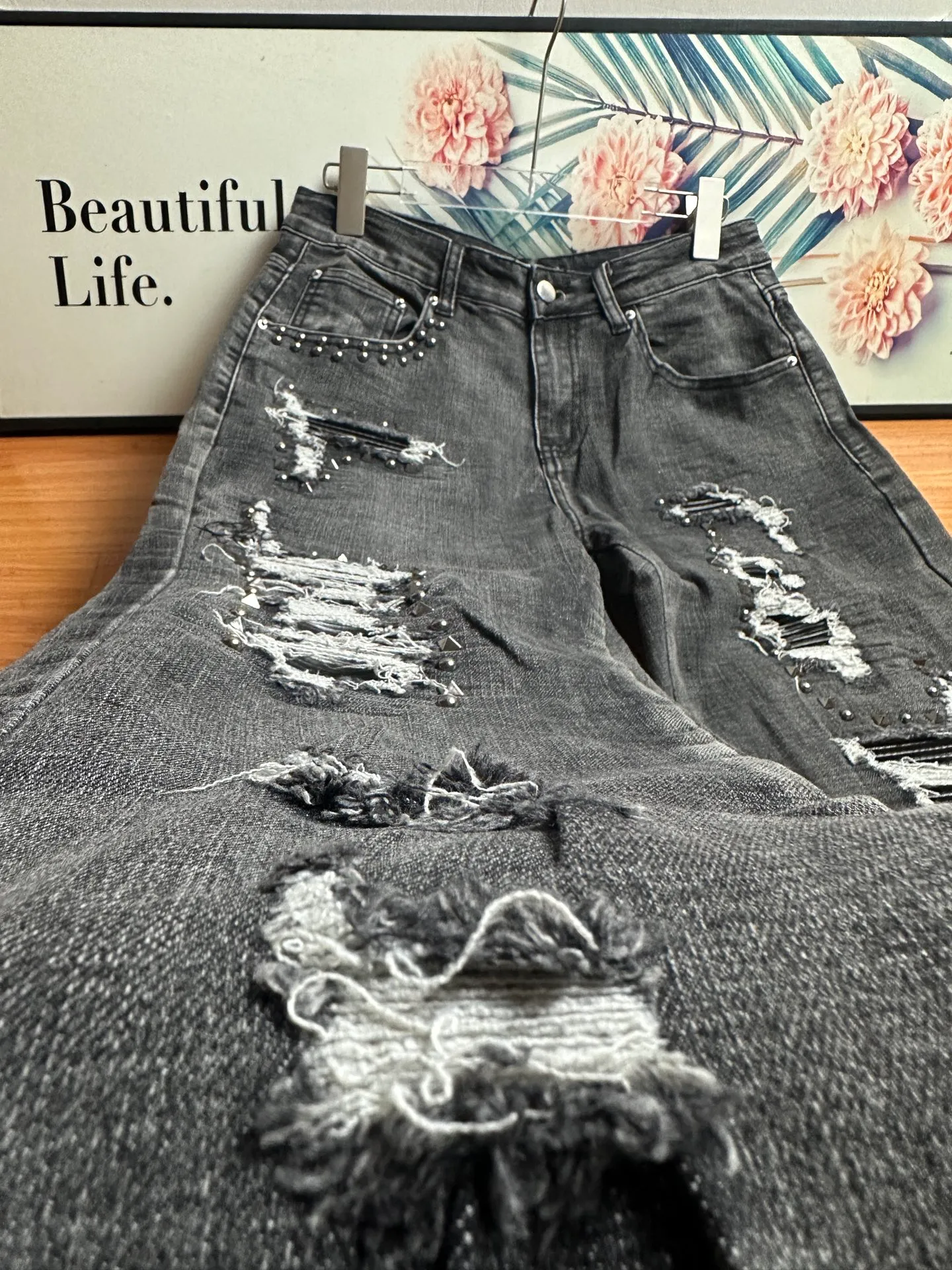 P246 💰 AMIRI Washed Distressed High Street Slim Jeans Amiri Rivet Trousers - In recent years, high street has become an increasingly common word in men's clothing. High street style has also become an important direction for everyone to match. High street related items are basically inseparable from oversize or off-shoulder tops. The lower body is paired with trackpants or tight-fitting denim. In my opinion, the most representative one is perhaps annihilation. It is operated by Ningbo Washing Factory. Front Back. The whiskers on the trouser legs are fading beautifully, full of high-end sense. The knee part is destroyed and combined with leather design. It has been used as a facade design. Leather waist nameplate. Customized crotch placket hardware. Engraved molding. Size: 30 32 34 36 38