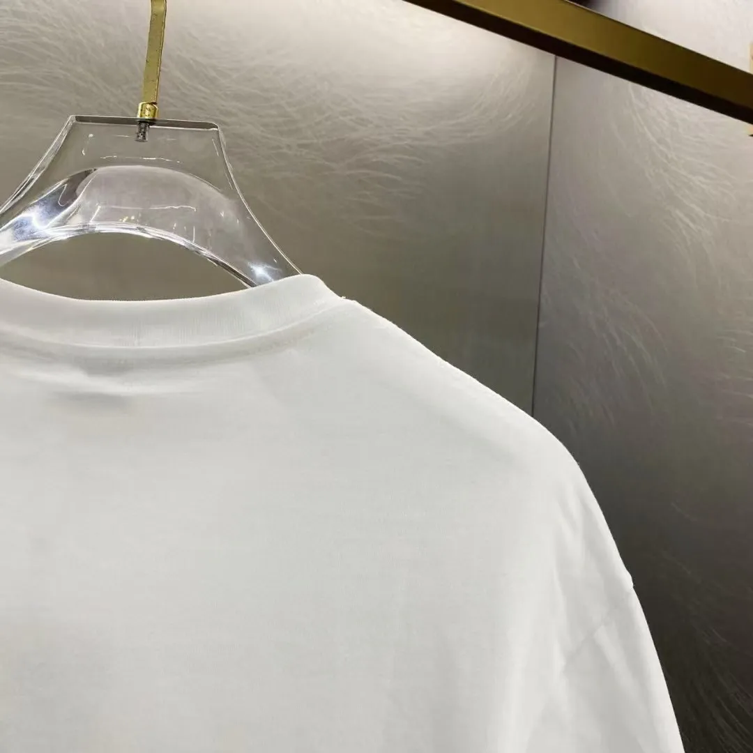 P140 AMIRI 2025 early spring new style debut counter latest short-sleeved round neck T-shirt, high-end custom design, avant-garde and fashionable! High-end customized high-count long-staple cotton fabric. Comfortable to wear. Exquisite counter-level stitching. Fine workmanship. The upper body effect is incomparably handsome! A must-have item for a stylish man! Size: S M L