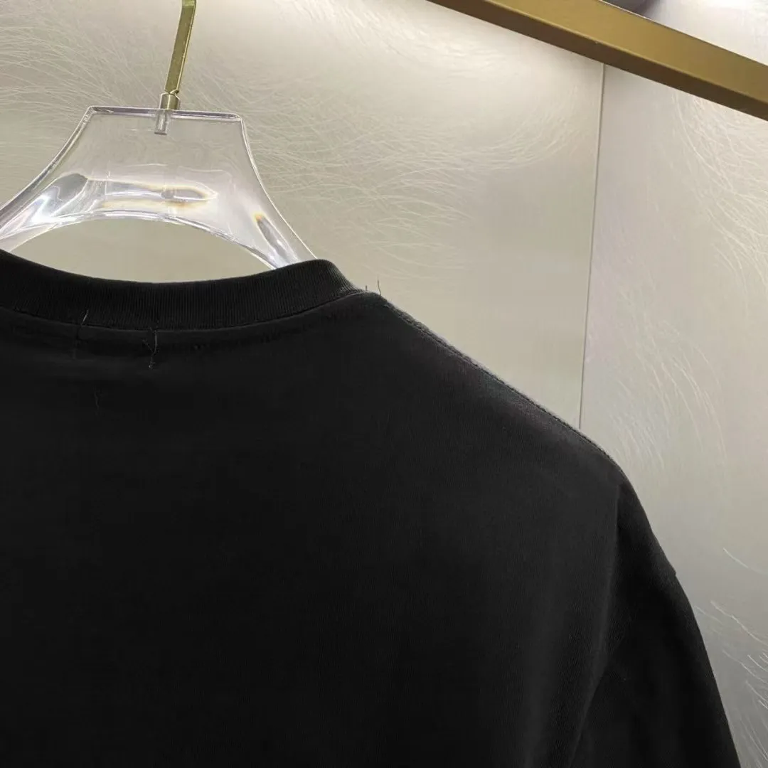 P140 AMIRI 2025 early spring new style debut counter latest short-sleeved round neck T-shirt, high-end custom design, avant-garde and fashionable! High-end customized high-count long-staple cotton fabric. Comfortable to wear. Exquisite counter-level stitching. Fine workmanship. The upper body effect is incomparably handsome! A must-have item for a stylish man! Size: S M L