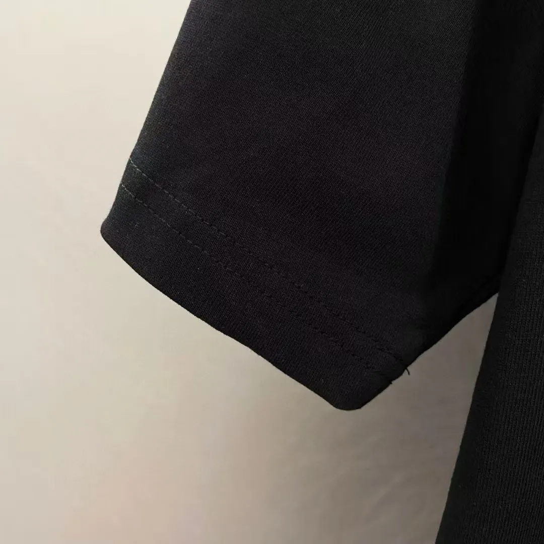 P140 AMIRI 2025 early spring new style debut counter latest short-sleeved round neck T-shirt, high-end custom design, avant-garde and fashionable! High-end customized high-count long-staple cotton fabric. Comfortable to wear. Exquisite counter-level stitching. Fine workmanship. The upper body effect is incomparably handsome! A must-have item for a stylish man! Size: S M L