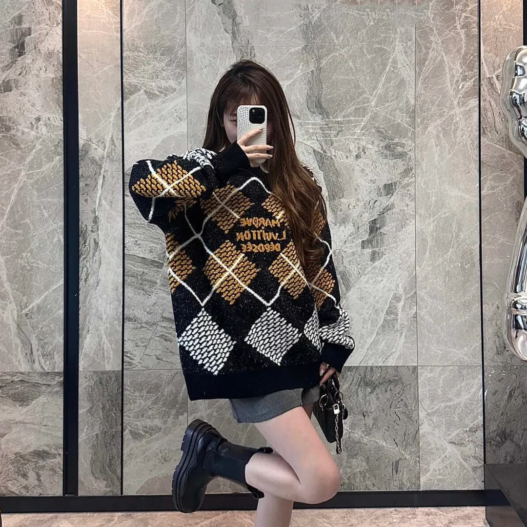 Size chart Upper body picture LV 2024FW new autumn and winter cotton-wool blended round neck long-sleeved sweater Custom knitted jacquard texture Damier pattern turned into retro plaid Marque L.Vuitton Deposée logo on the chest Ribbed collar, cuffs and hem Slightly loose fit Uniform for men and women Size: S M L XL