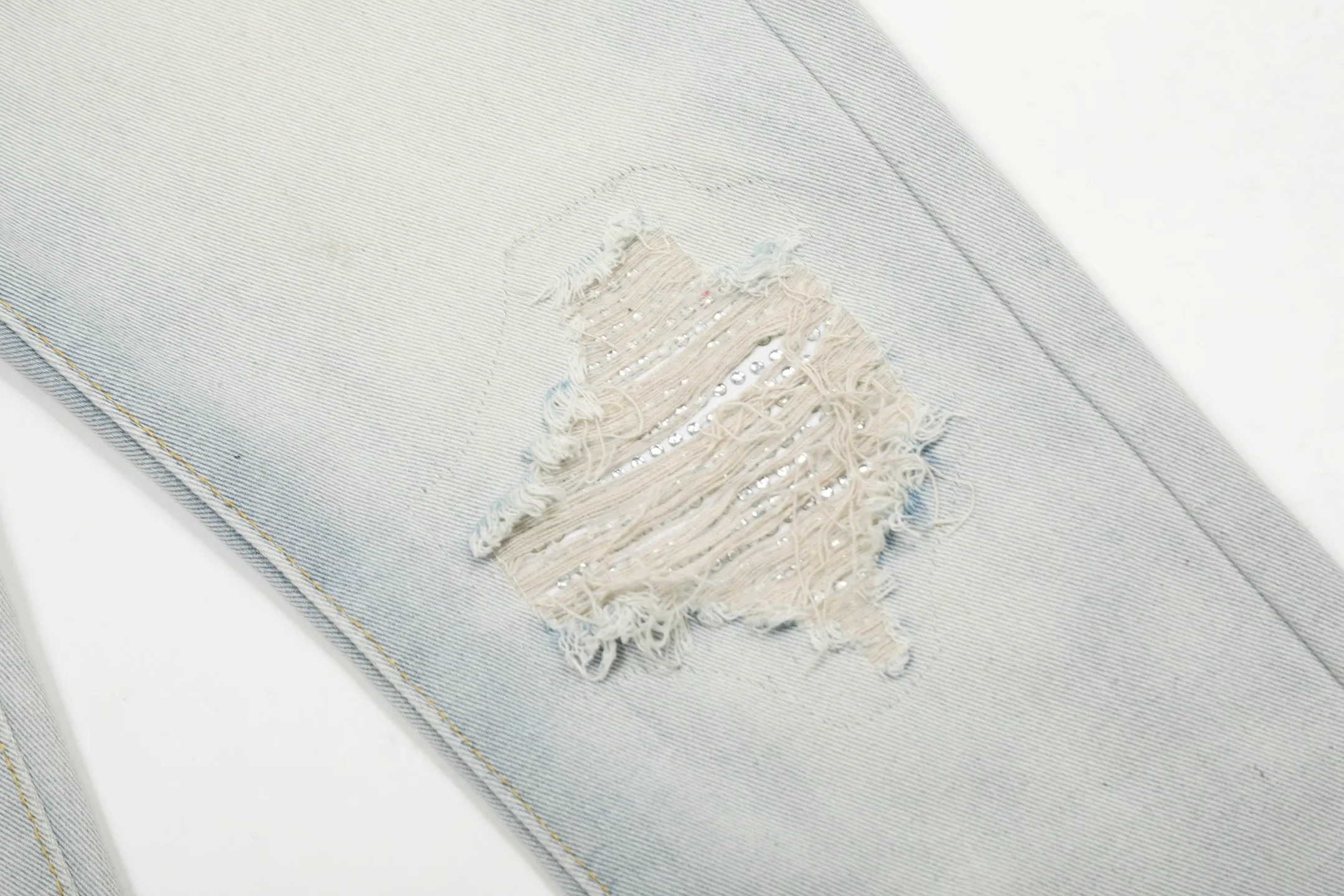 #M01 P168💰 AMIRI white ripped high street jeans with diamonds! The transliteration of amiri is Emil, which is the name of the founder. Mike Amiri, the founder of amiri, grew up in Los Angeles, USA. He was influenced by local street culture and Punk Rock since he was a child, so he founded the amiri brand named after himself. A variety of trendy clothing meets the needs of different fashion players. Amiri clothing has novel and unique styles and is a well-known street brand in the United States. The styles and styles of many clothes are loved by many street photographers. The various clothing styles meet the dressing needs of different people, show their unique temperament, and show the trend of dressing. amiri's jeans are relatively famous. Not only do they have many styles, but the quality of their denim jackets is also very good. Many celebrities have also worn the amiri brand's denim series. The fabric is made of 100% cotton denim! High temperature setting, heavy sand washing, never fade, full of fashion! All made to order! -The colorful embroidery on the chest is so tense and the embroidery is neat! Imported machine for work! quality assurance!  -The entire garment is made with fine workmanship. Each seam is pressed using a double-needle machine. This stitching is a test of the workers' skills. If it goes astray, the entire garment will be scrapped. The hardware is custom-made, with exclusive logos, and is a one-to-one replica of the original! Original trademark! The fit is loose and slimming! Color: Picture color Size: 30-32-34-36